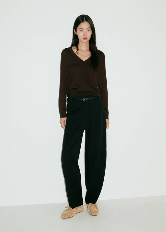 Balloon trousers with a buckled belt