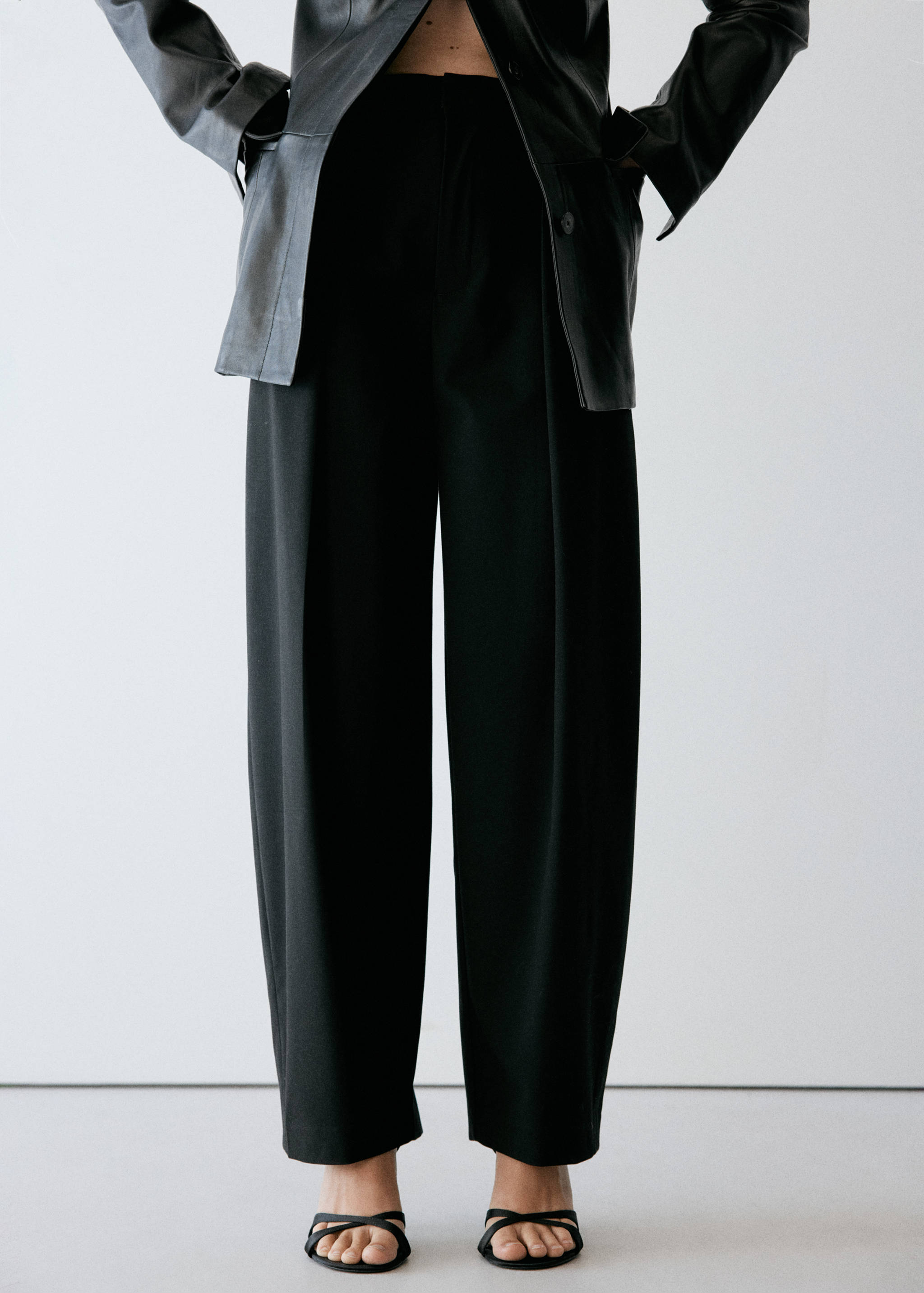 Black high-waisted trousers with front pleats and a wide-leg fit., Black. Ref: 37085992-00.