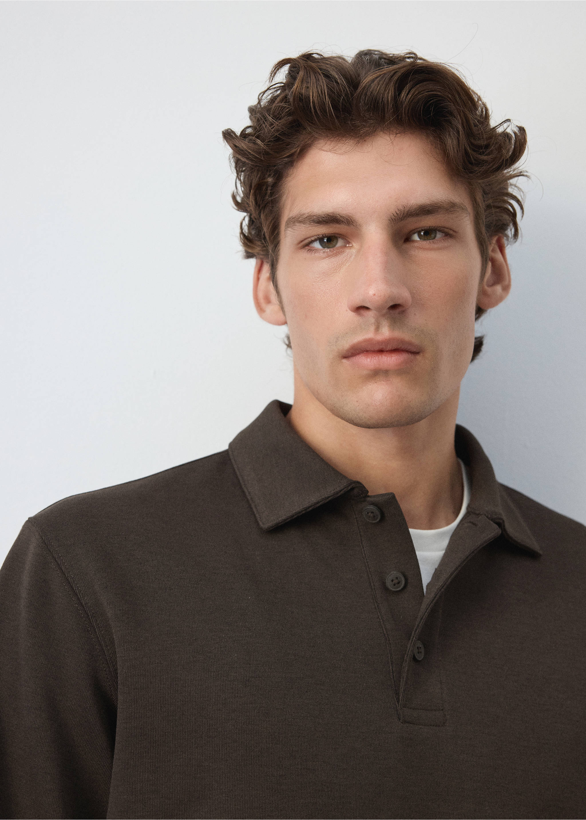 Dark brown polo sweatshirt with a three-button placket., Brown. Ref: 37085998-00.