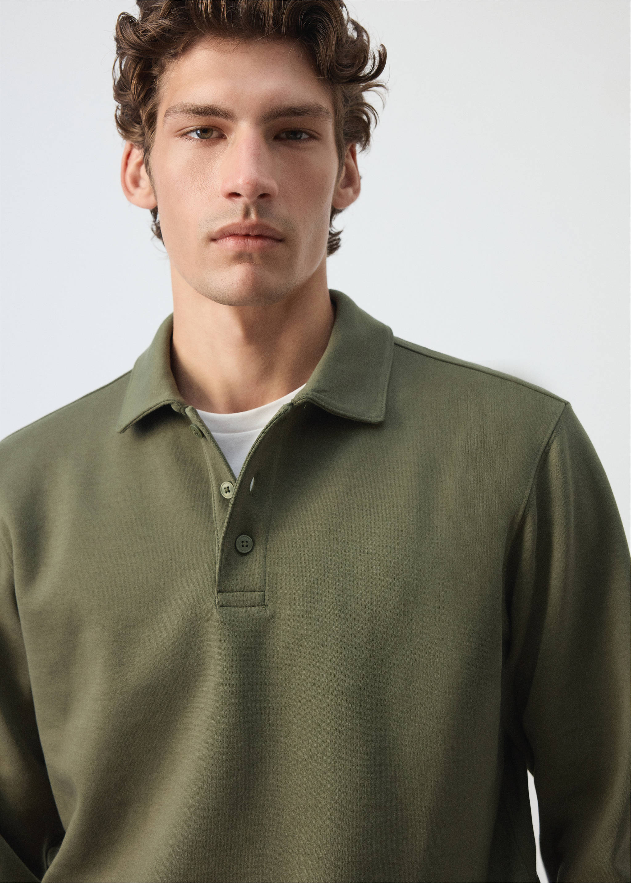 Olive green collared sweatshirt with a buttoned placket., Khaki. Ref: 37085998-00.