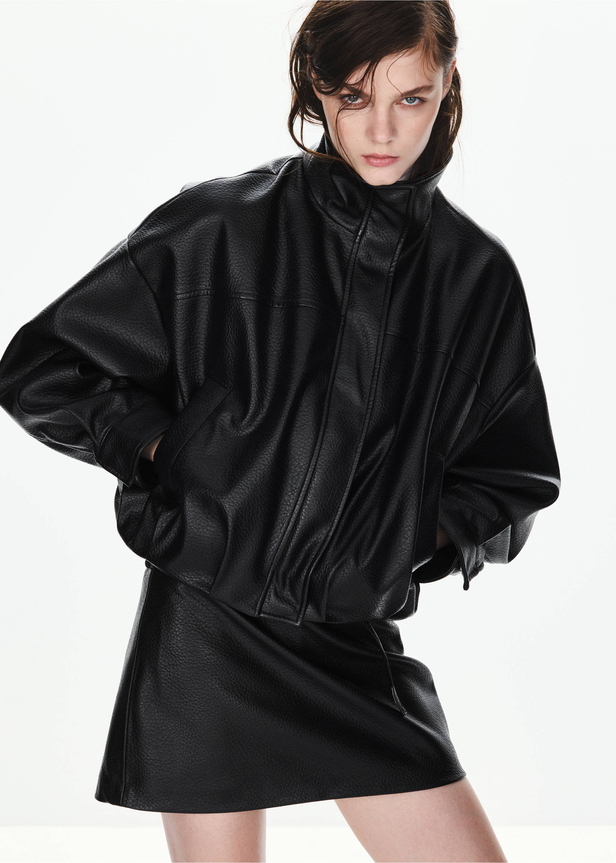 Black oversized jacket with a high collar, dropped shoulders and zip fastening., Black. Ref: 37086000-01.