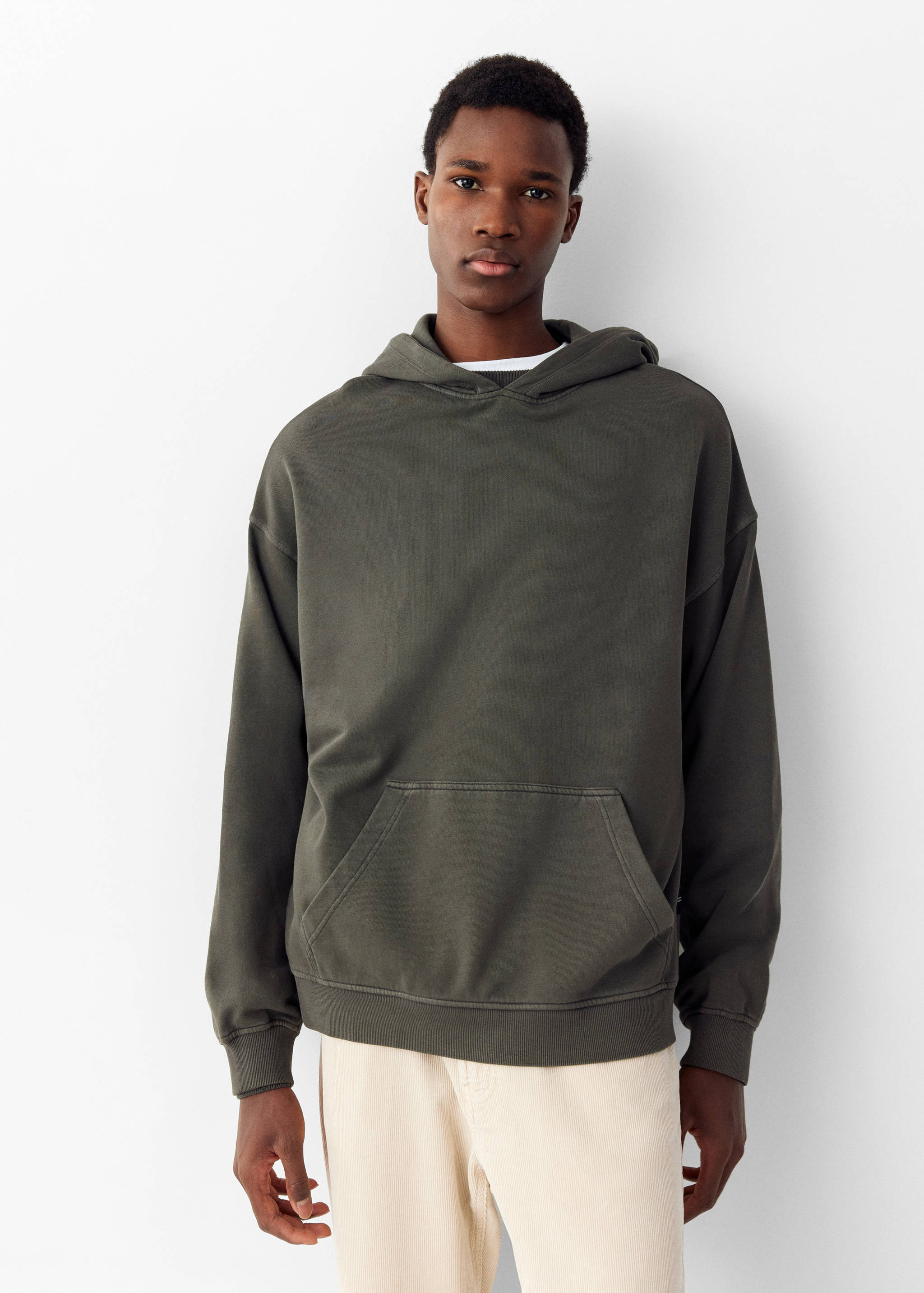 Sweat à capuche en coton effet délavé - Plan moyen
