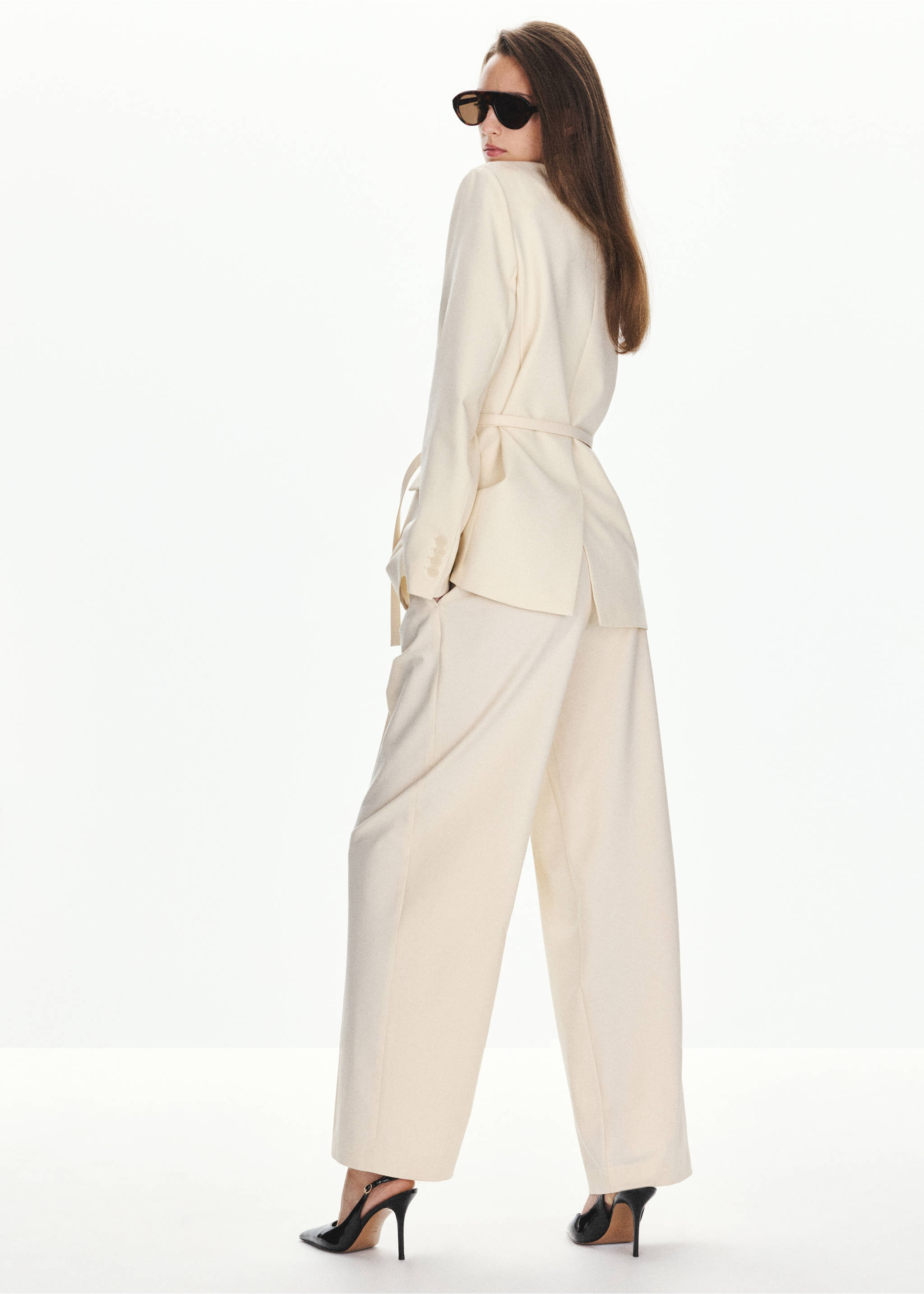 Pleated suit trousers - Reverse of the article, Ecru. Ref: 37086013-01.