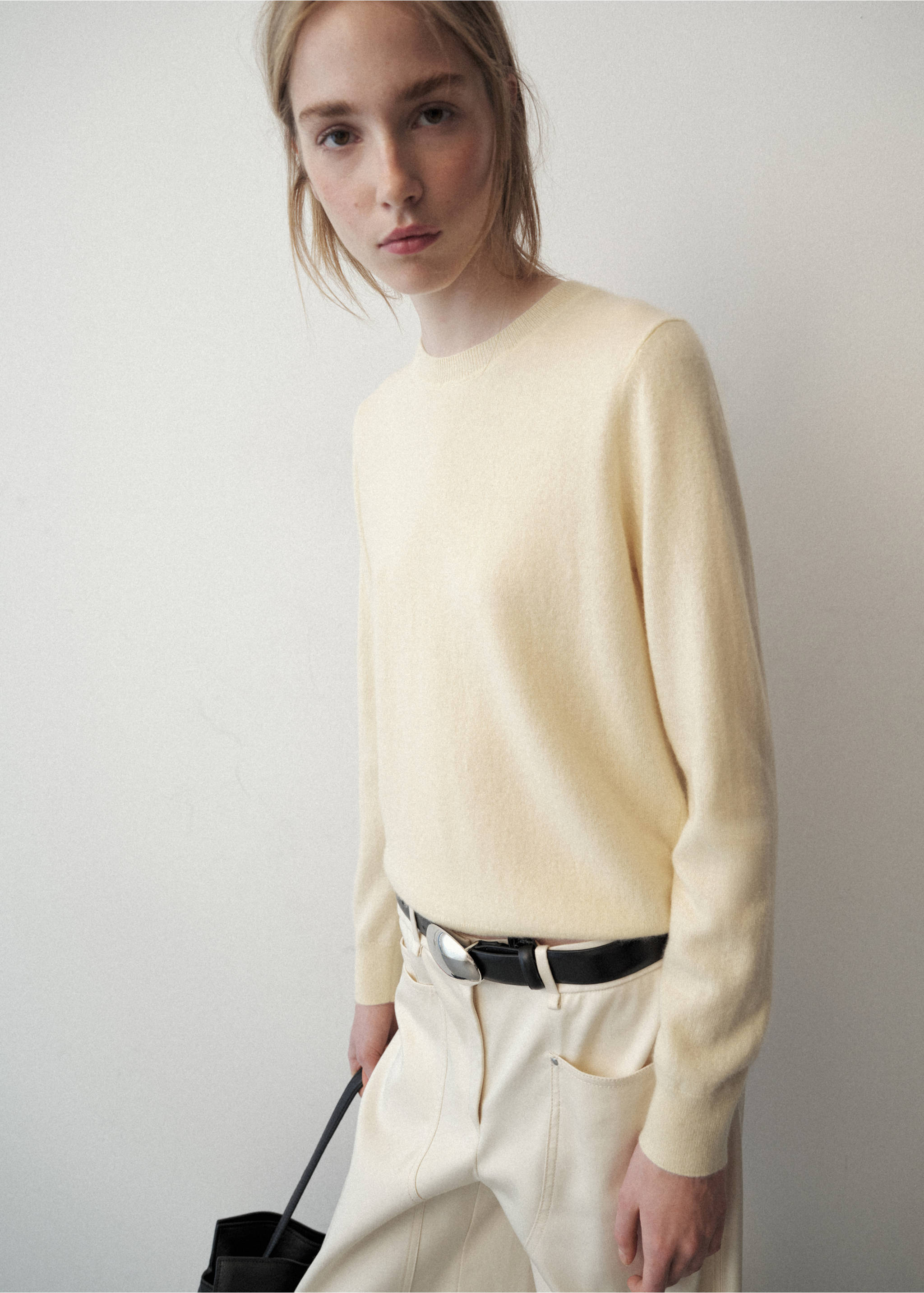 100% cashmere round-neck sweater - Medium plane, Pastel Yellow. Ref: 37086334-00.