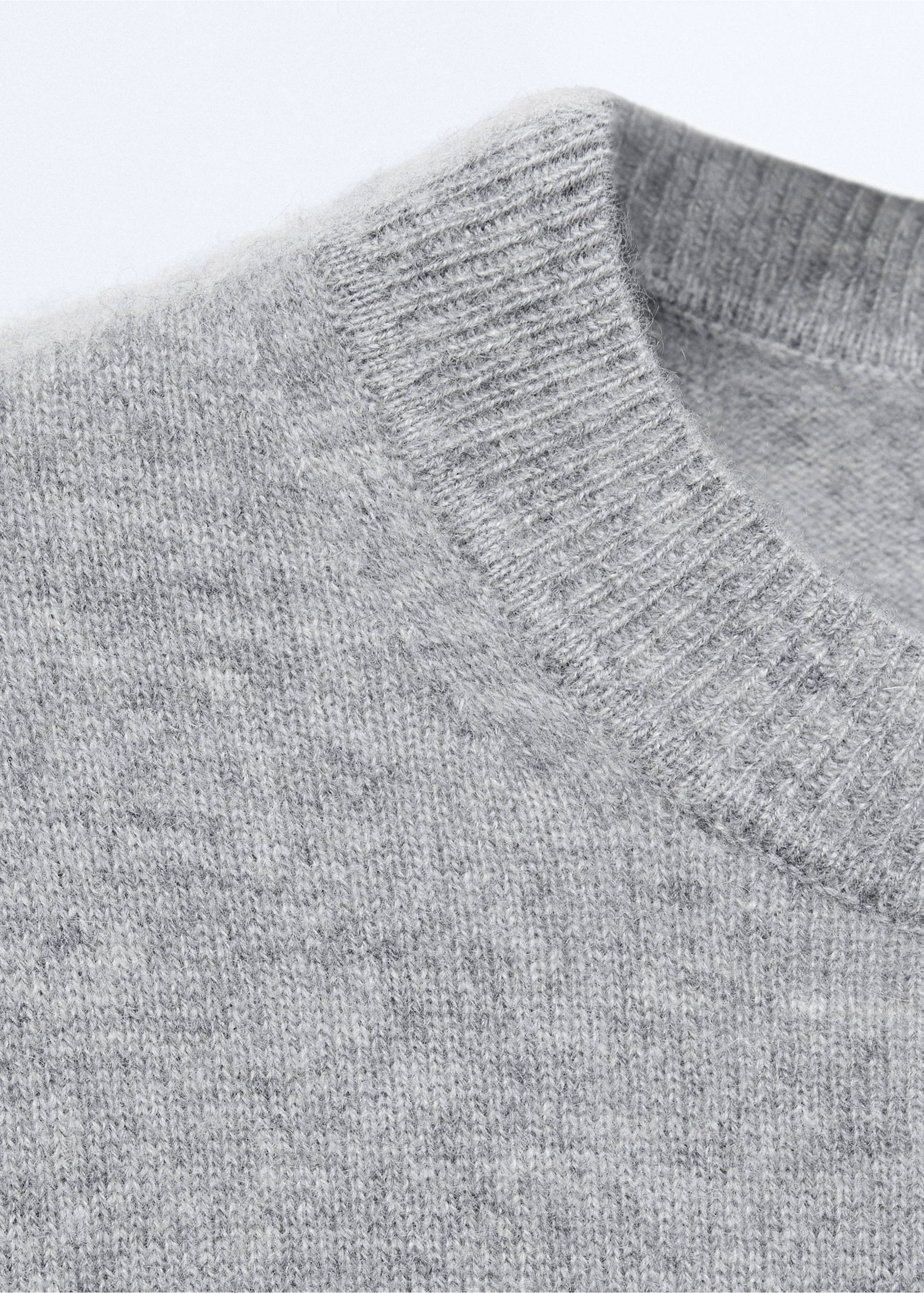 100% cashmere round-neck sweater - Details of the article 8, Light Heather Grey. Ref: 37086334-00.