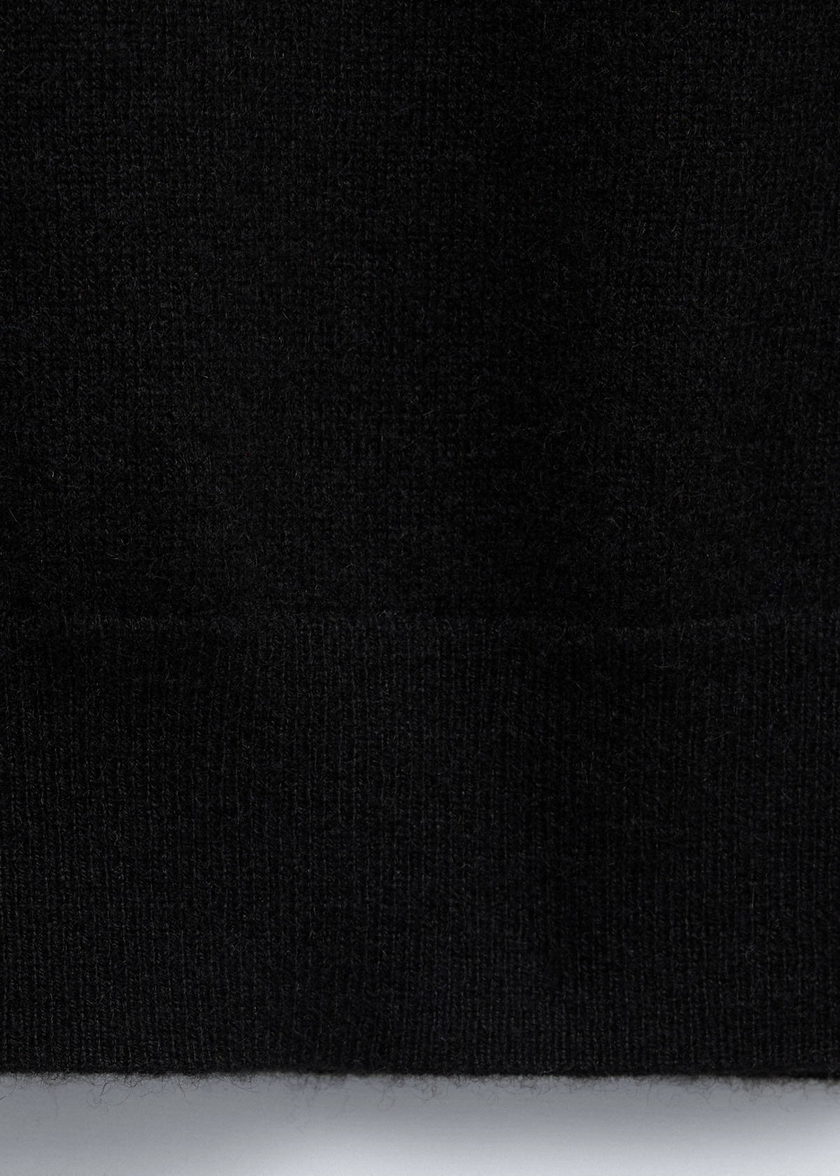 100% cashmere round-neck sweater — Black