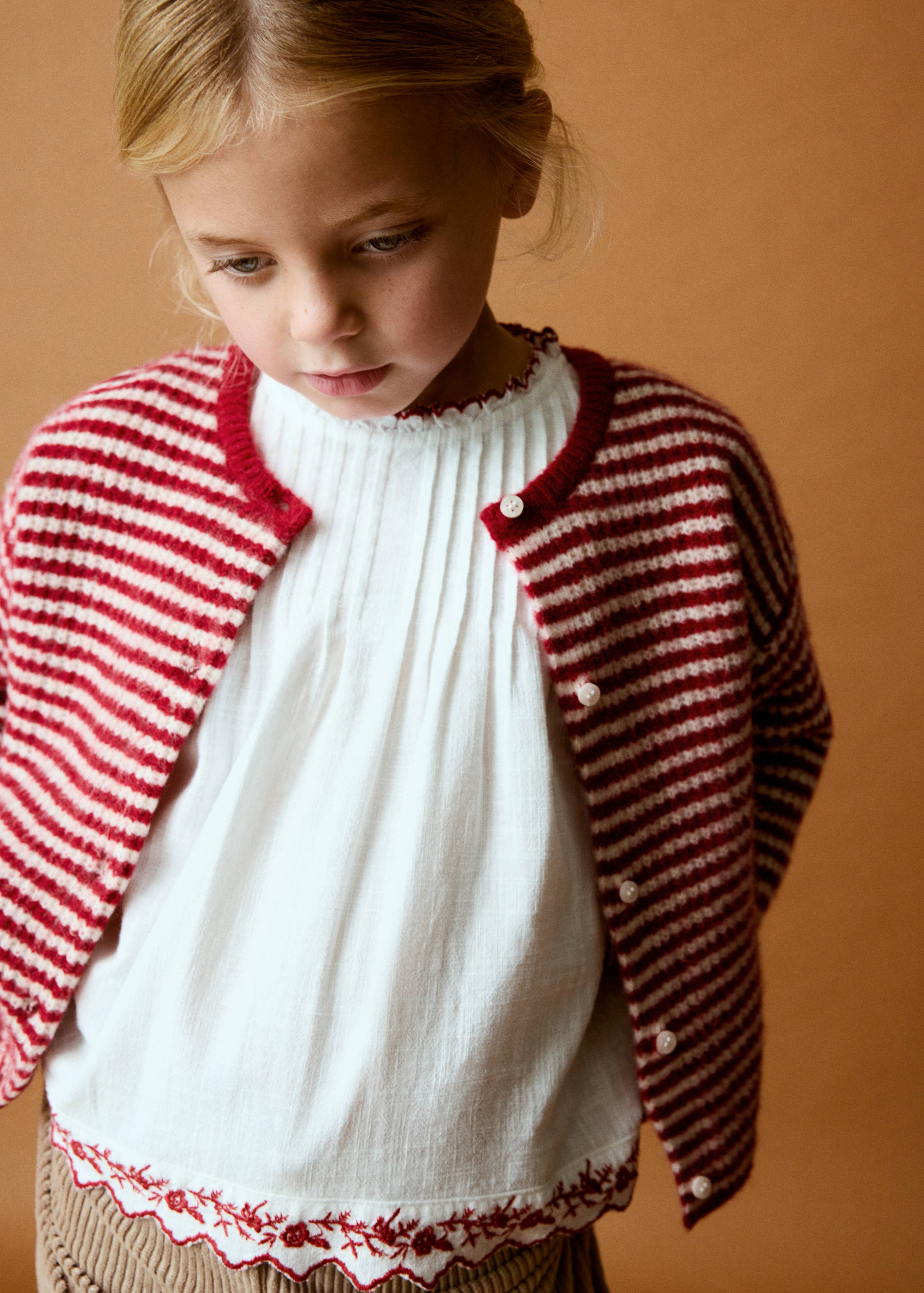 Cardigan de malha às riscas - Plano médio