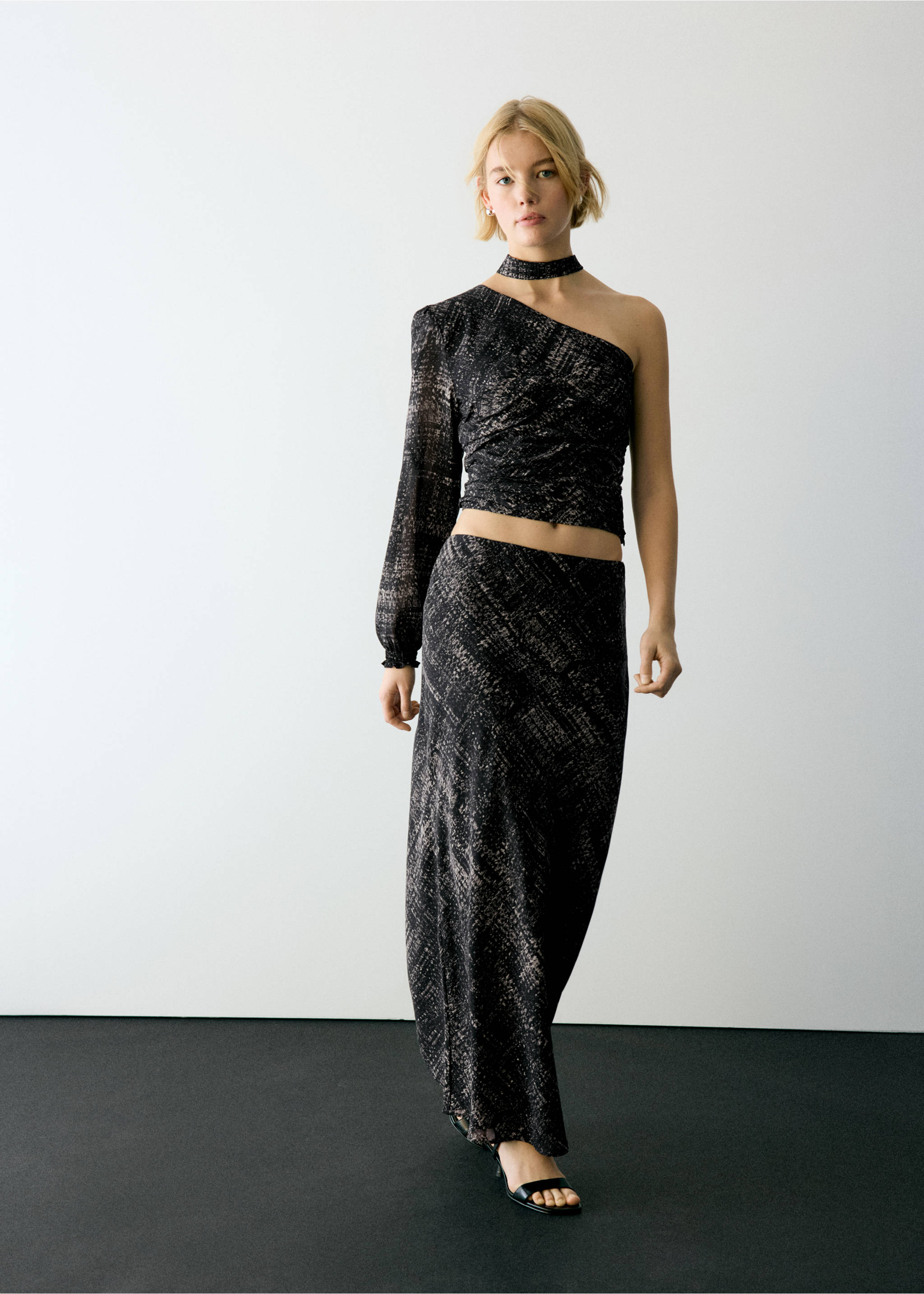 Asymmetric printed top with tie detail - General plane, Black. Ref: 37086341-00.