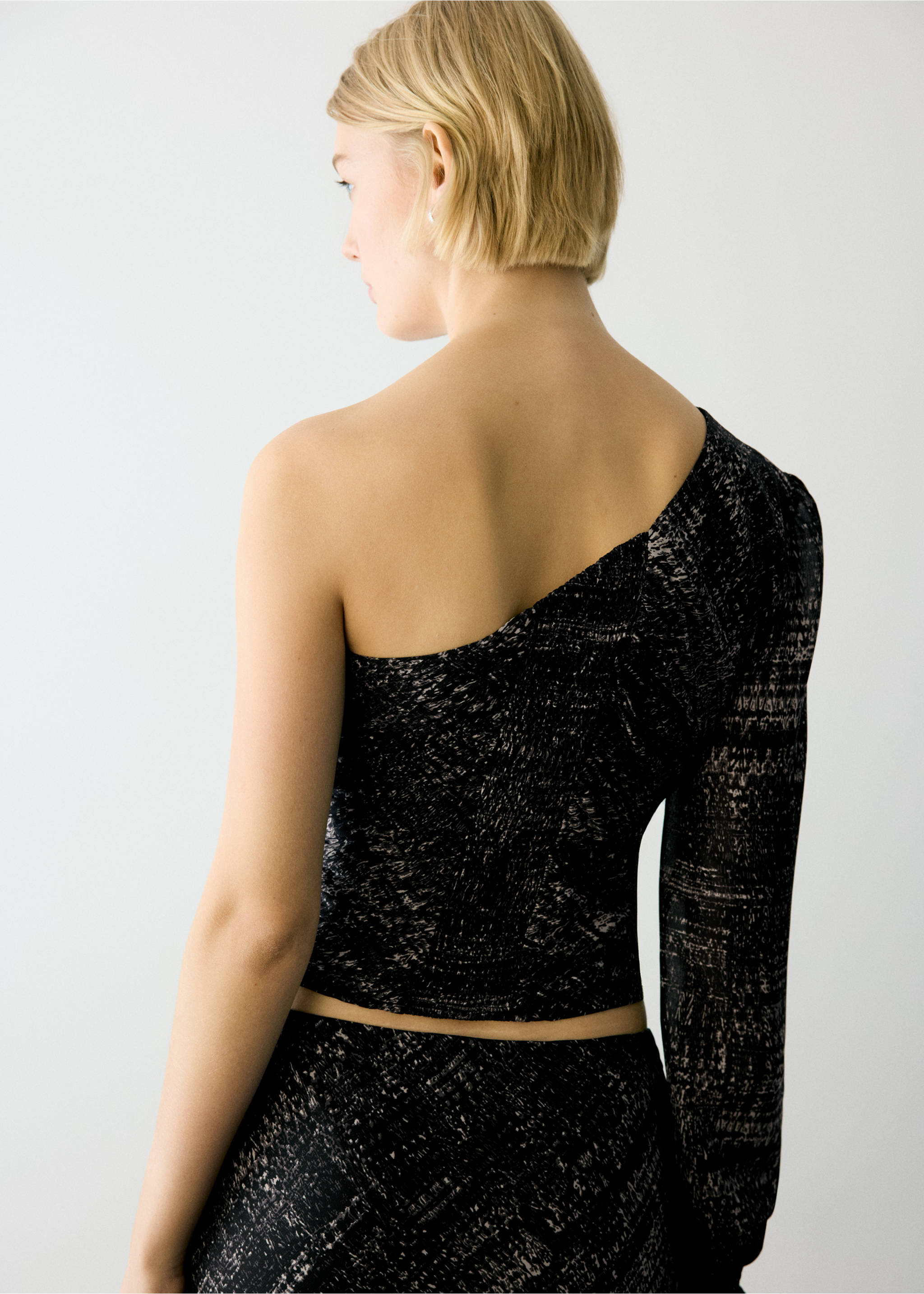Asymmetric printed top with tie detail - Reverse of the article, Black. Ref: 37086341-00.