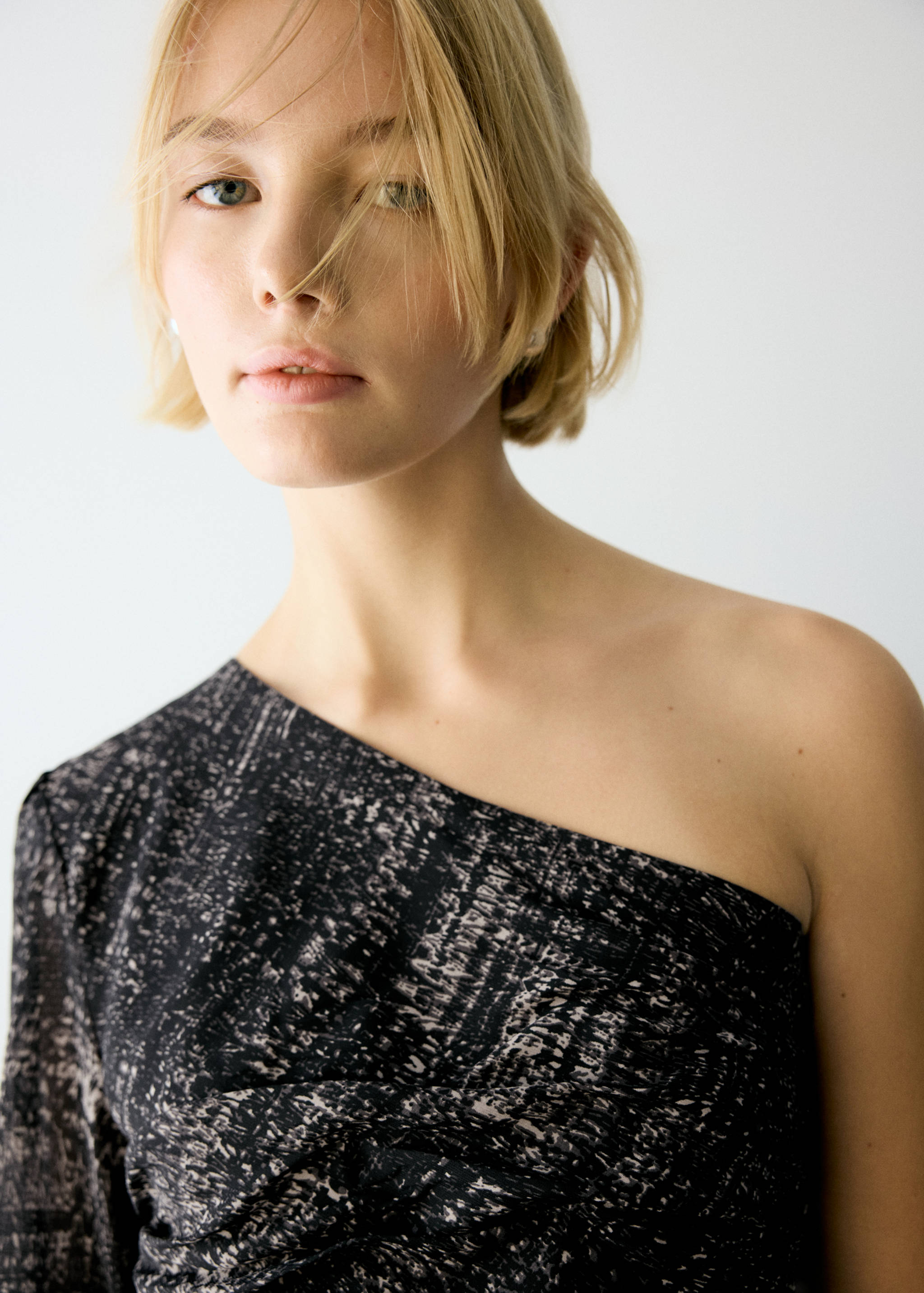 Asymmetric printed top with tie detail - Details of the article 1