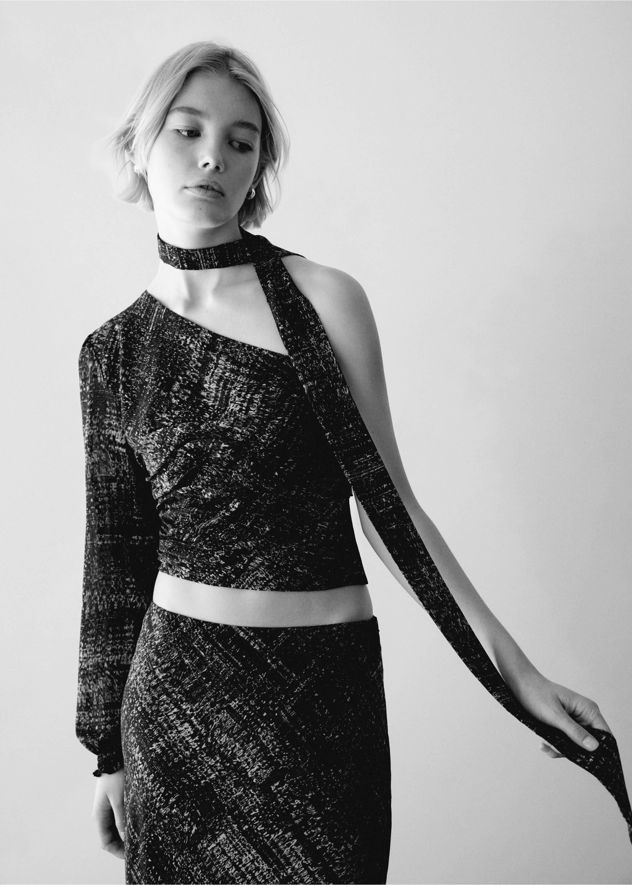 Asymmetric printed top with tie detail - Details of the article 2, Black. Ref: 37086341-00.