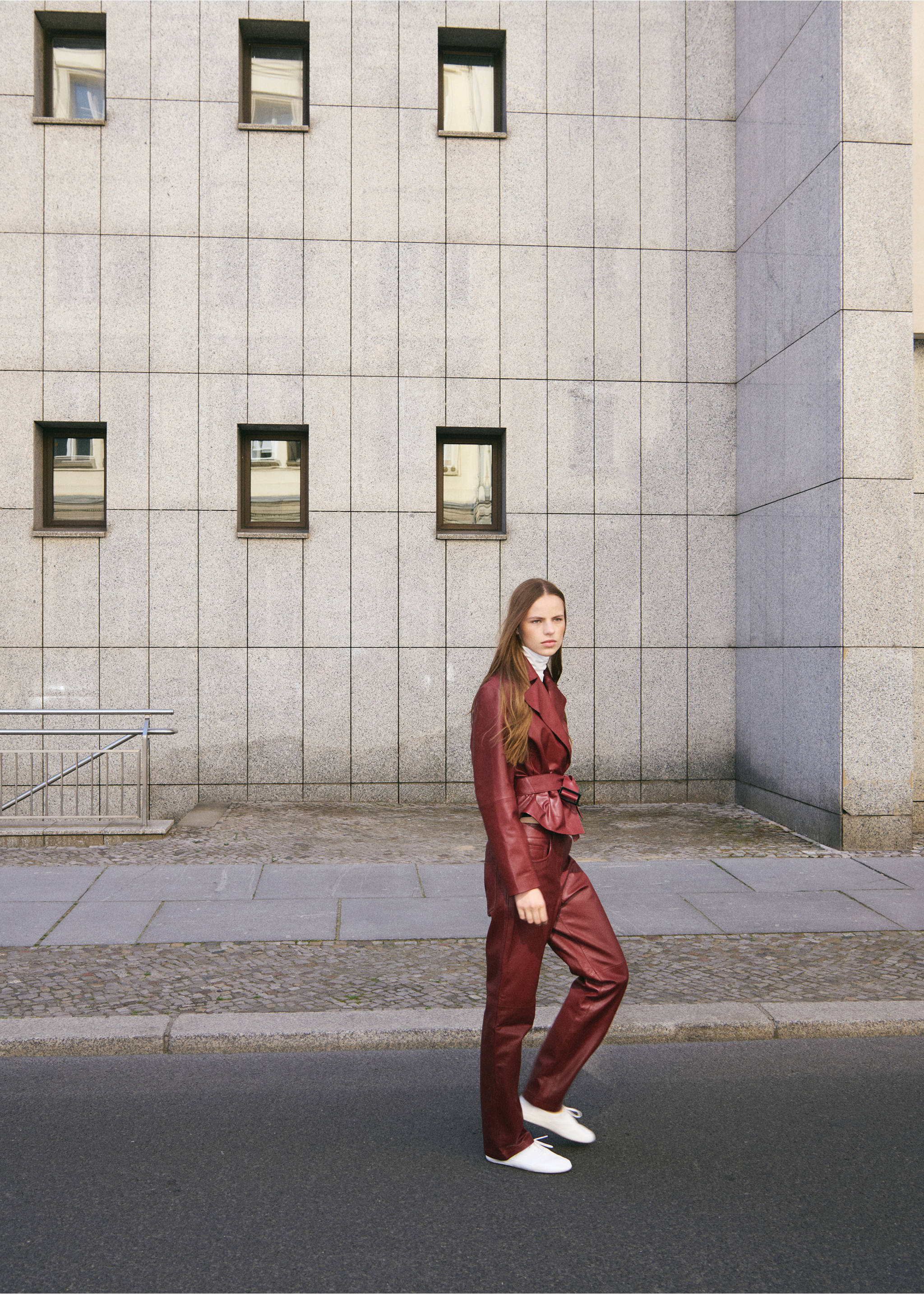Straight-fit leather trousers - Details of the article 3, Wine. Ref: 37086347-02.