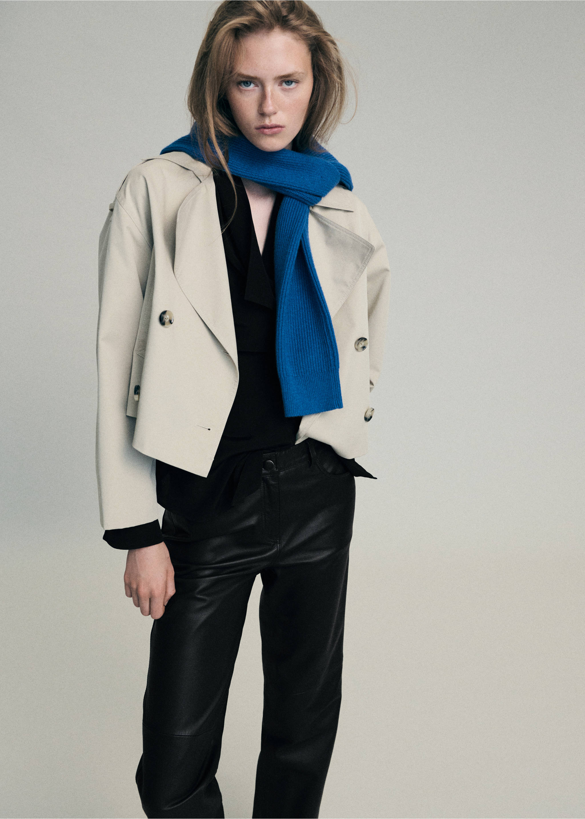 Pantalon droit en cuir - Plan moyen, Noir. Ref: 37086347-00.