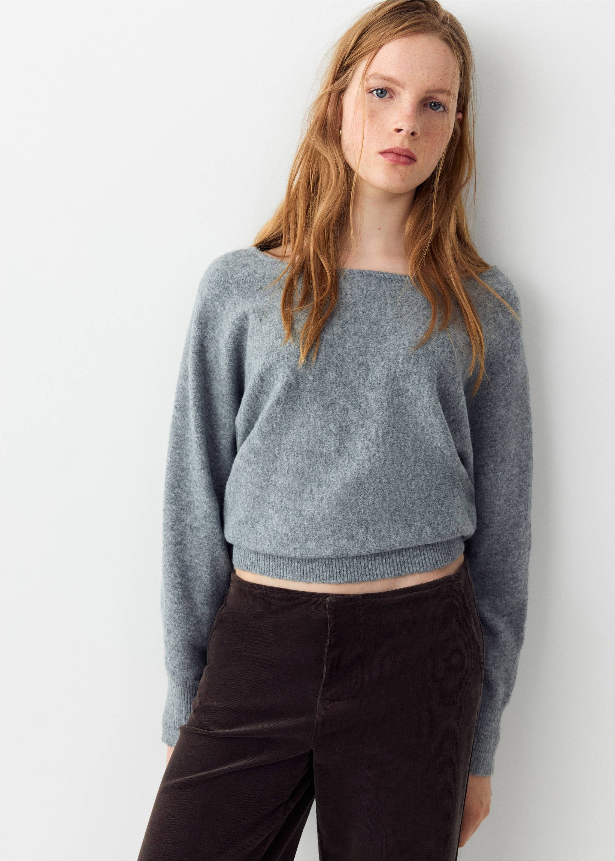 Grey boat neck knit sweater in a cropped fit with long sleeves., Chocolate. Ref: 37086723-00.