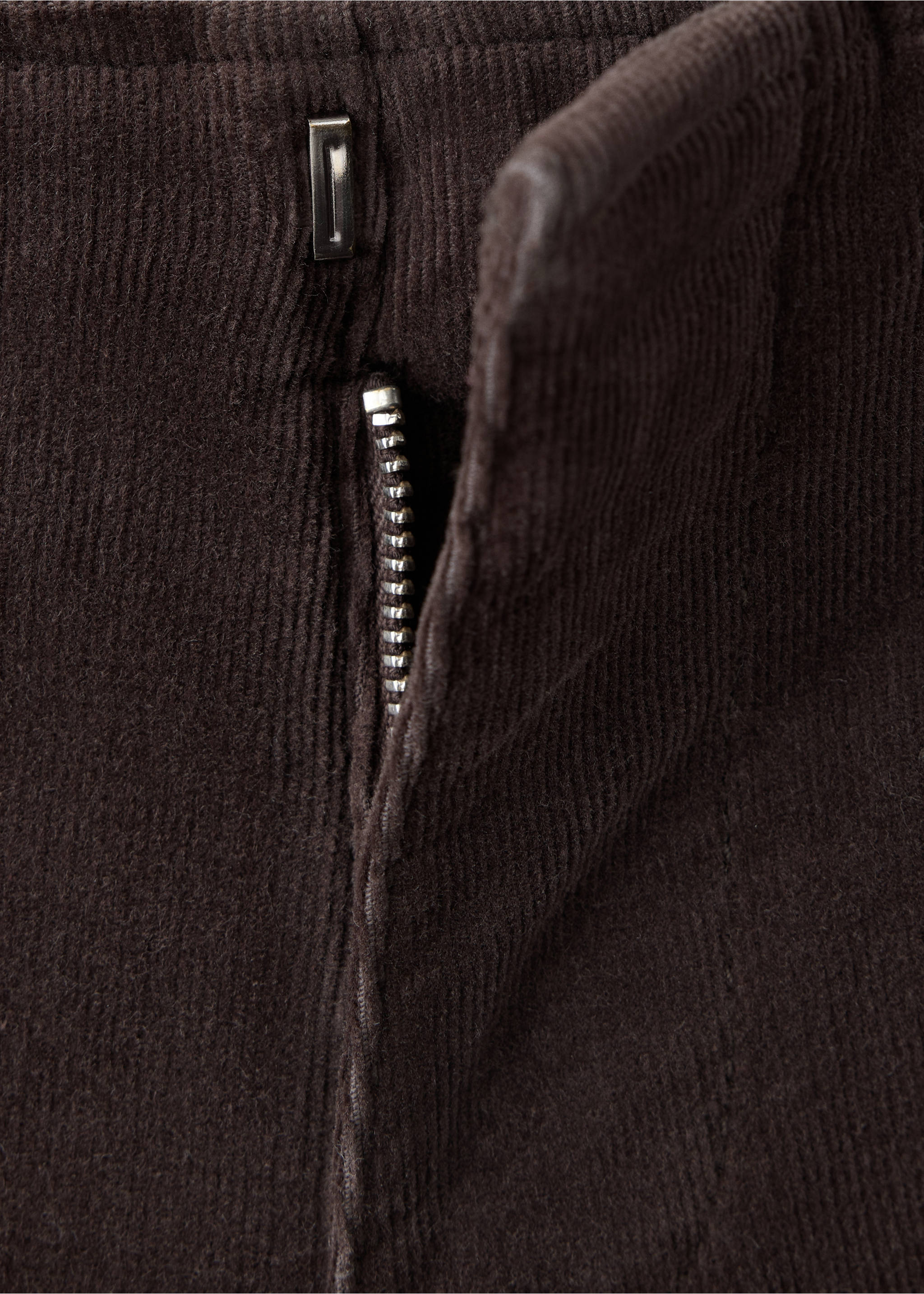 Close-up of the dark brown corduroy trousers zip closure., Chocolate. Ref: 37086723-00.