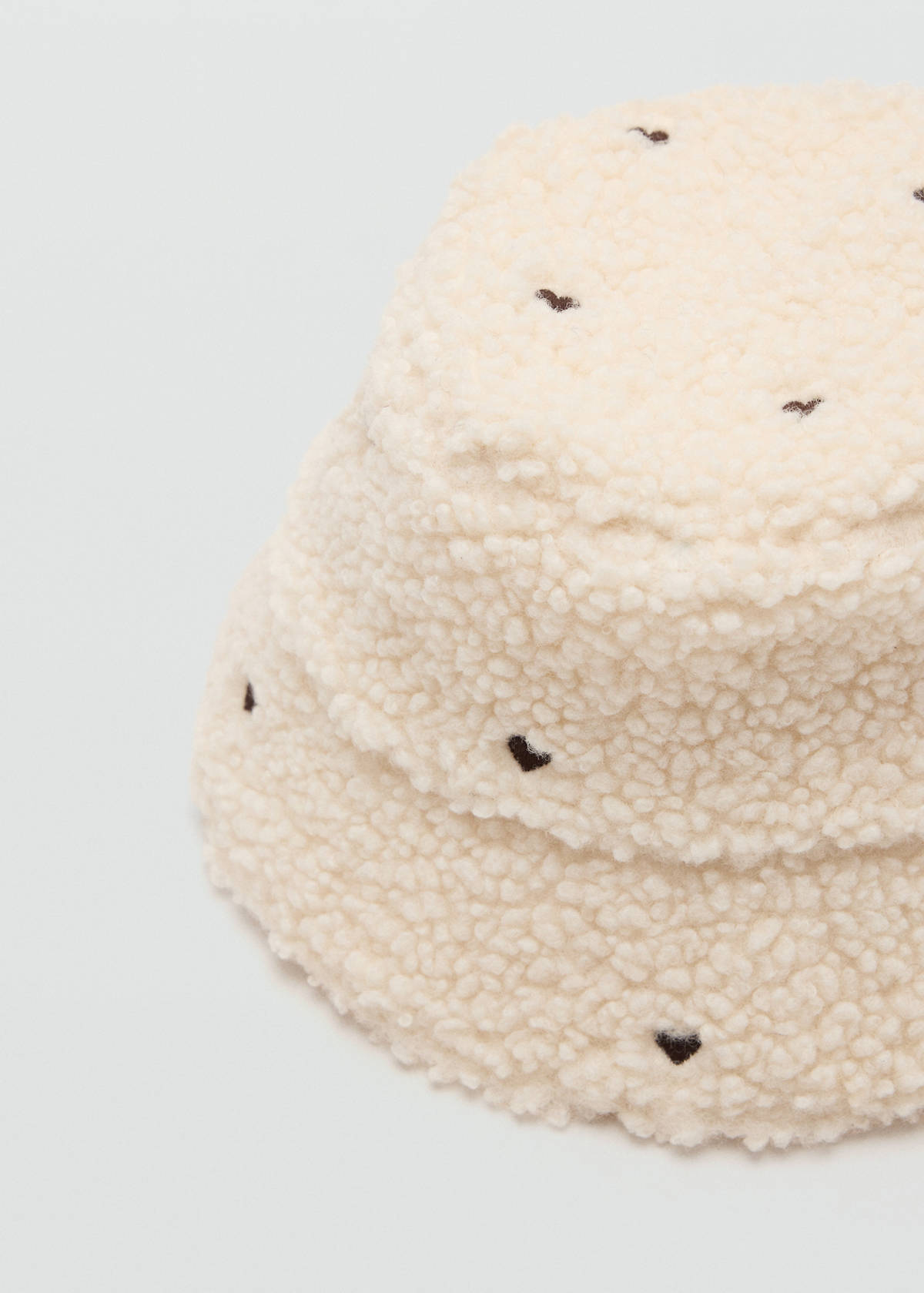 Sheepskin cap with embroidered details — Ecru