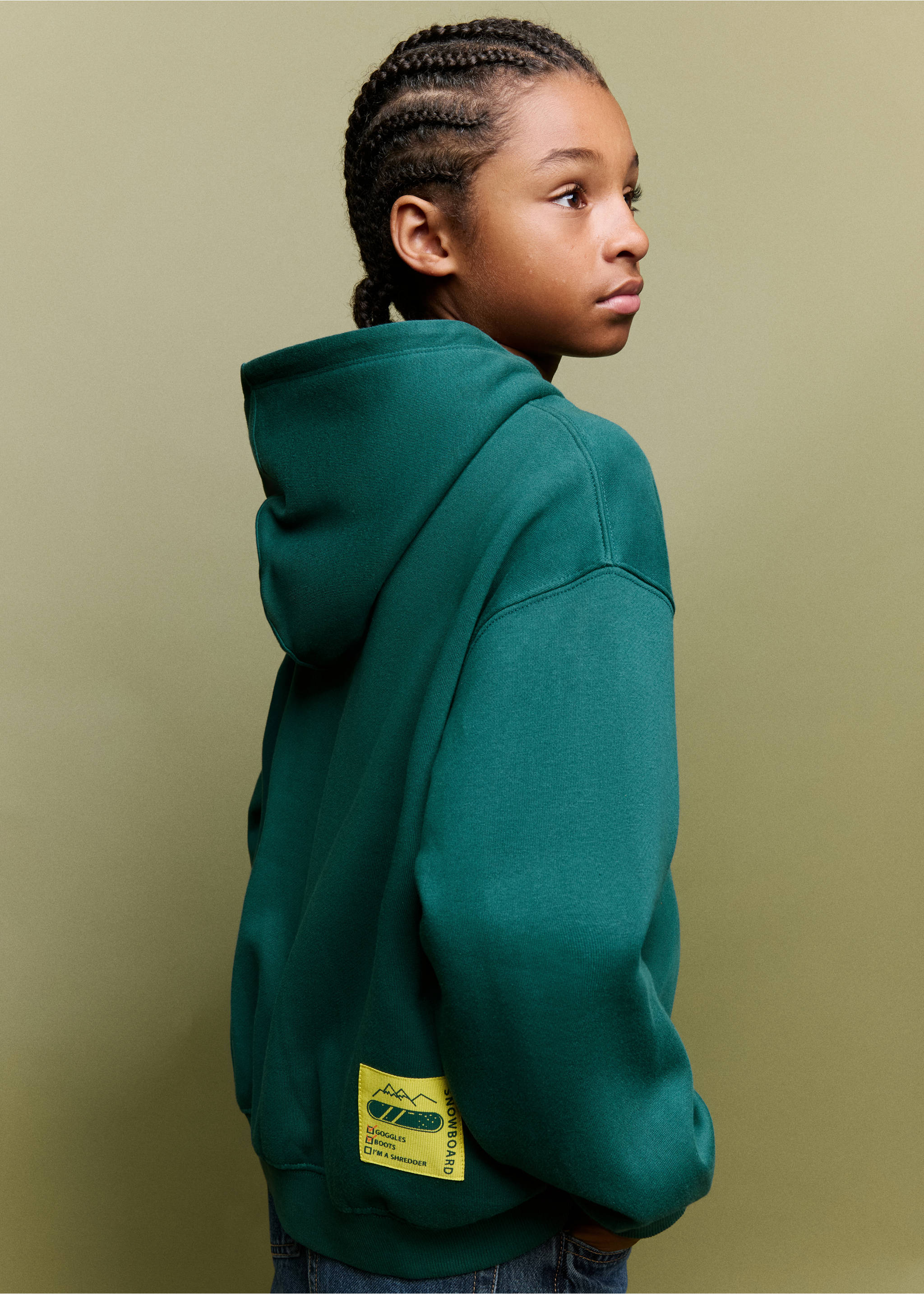 Dark green hooded sweatshirt with a back hem label, viewed from the side., Billiard Green. Ref: 37087119-00.