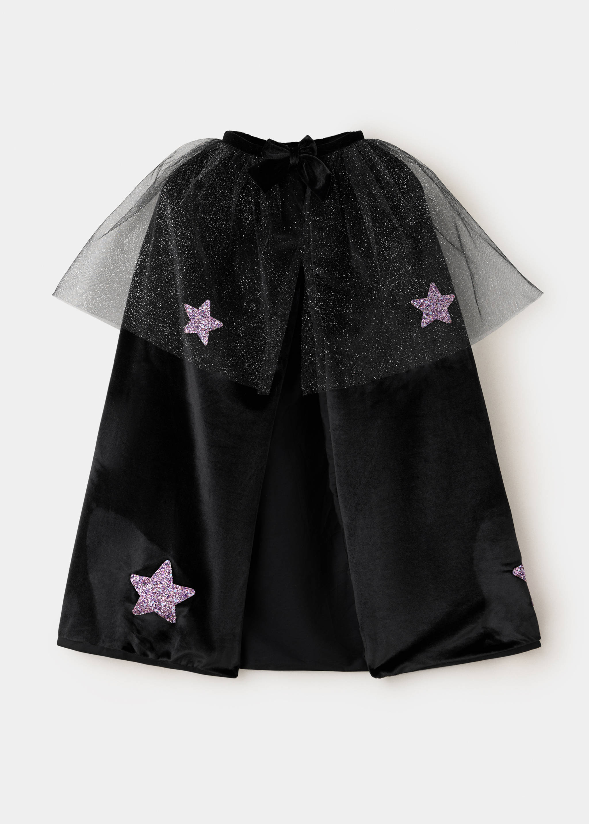 Capa de terciopelo negra para niño/a con capa superpuesta de tul con purpurina y estrellas moradas.