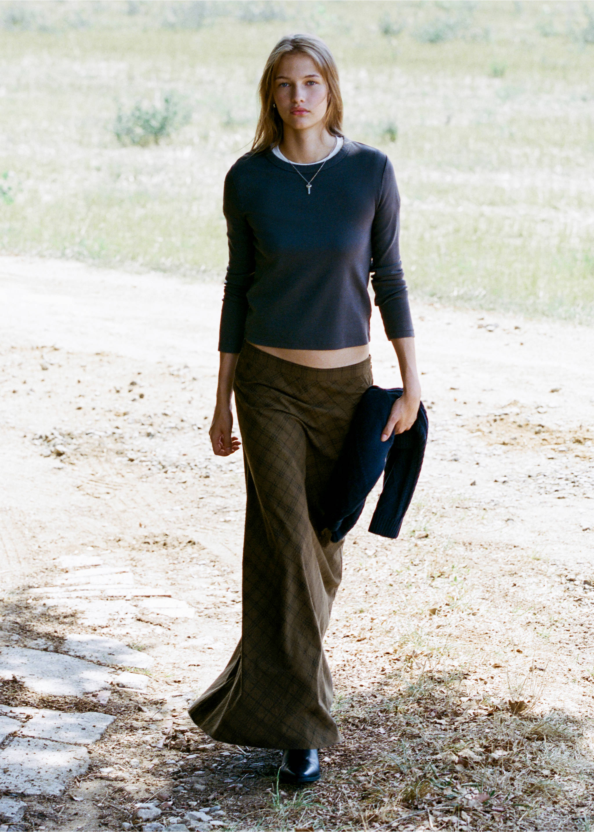 Brown plaid long skirt with a low rise, worn with a dark grey long-sleeved top., Green. Ref: 37087127-00.