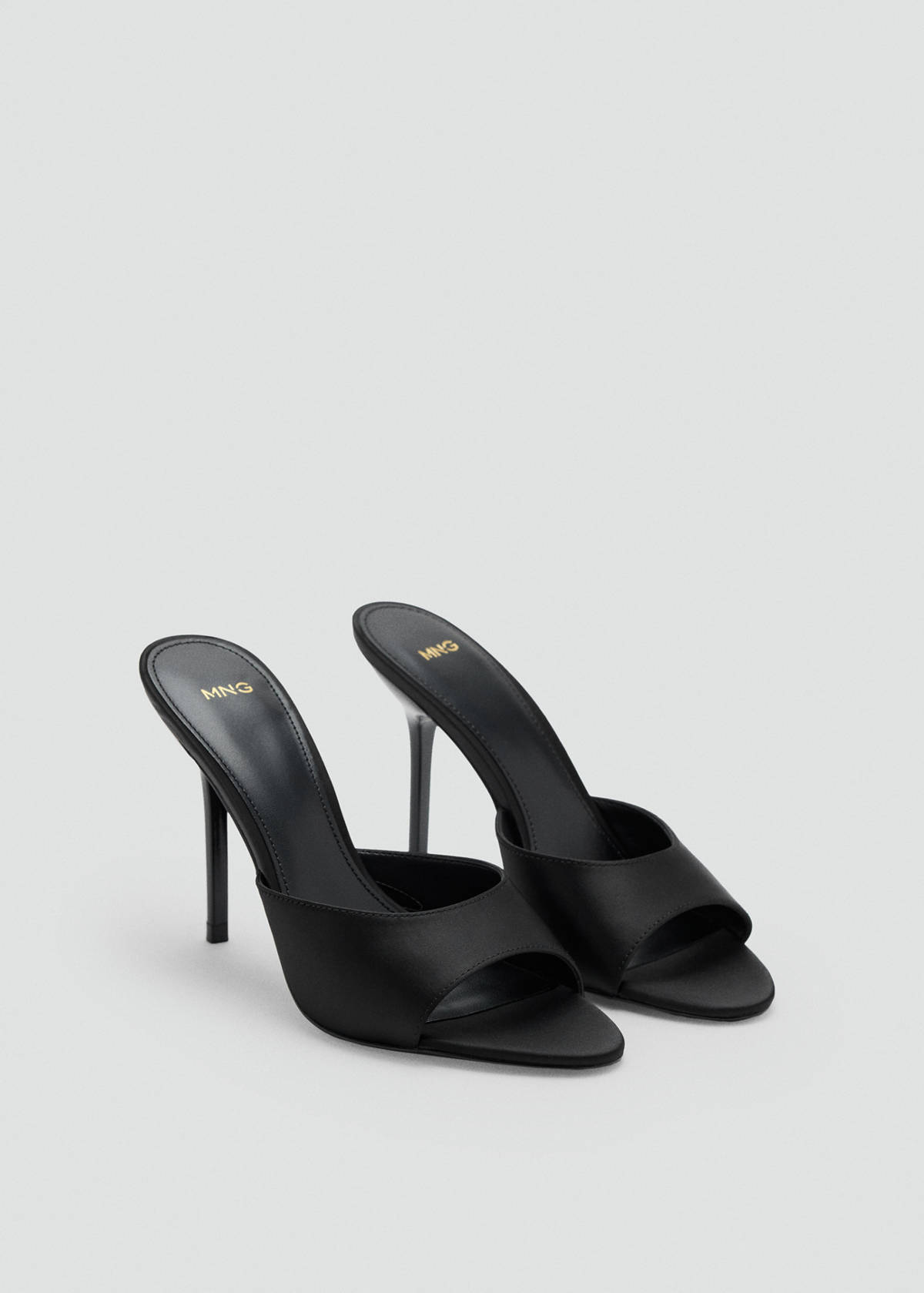 Round-toe heeled sandal