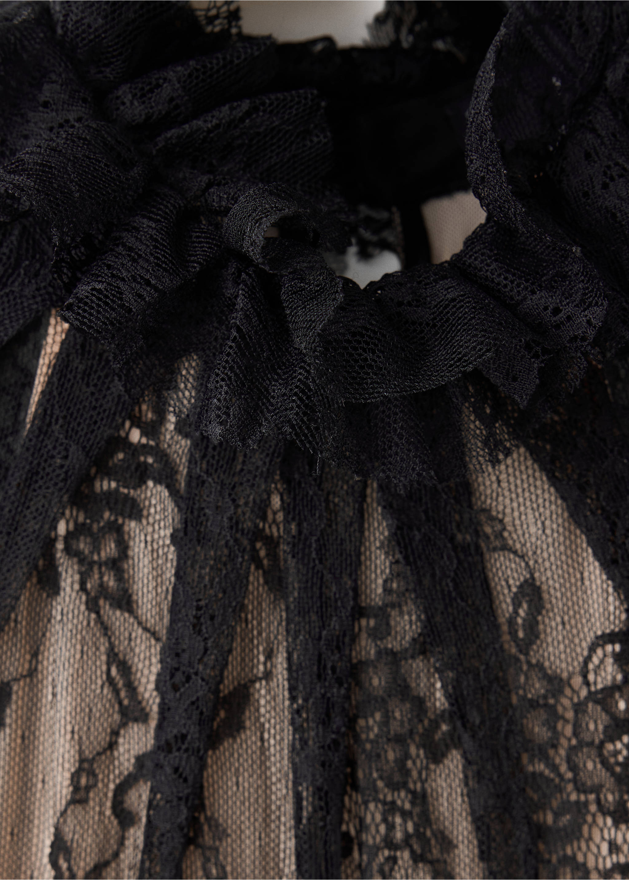 Primer plano de mono de encaje negro con cuello alto con volante., Negro. Ref: 37087784-00.