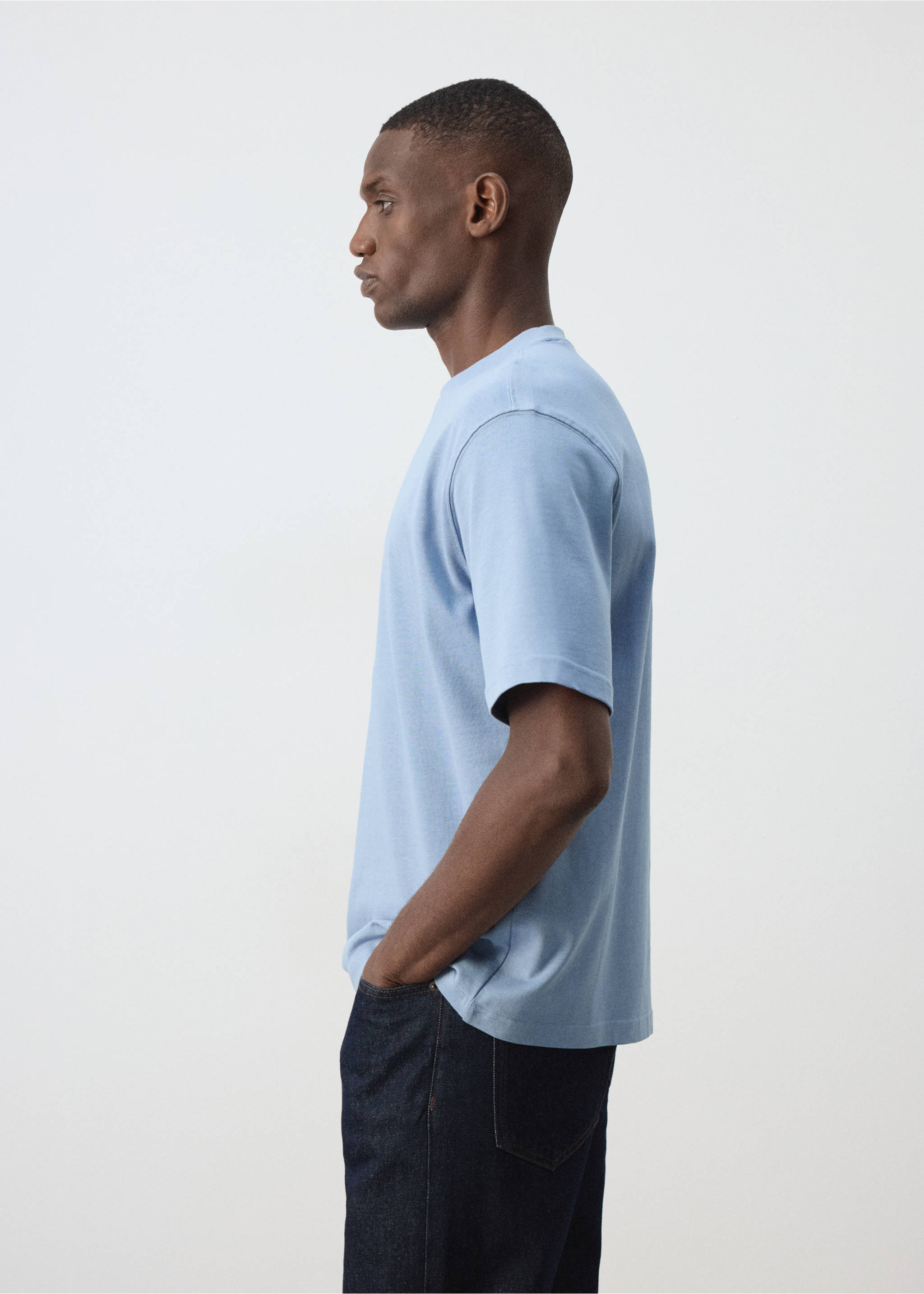 Light blue short-sleeved t-shirt with a crew neck, worn with dark denim trousers., Blue. Ref: 37087787-00.