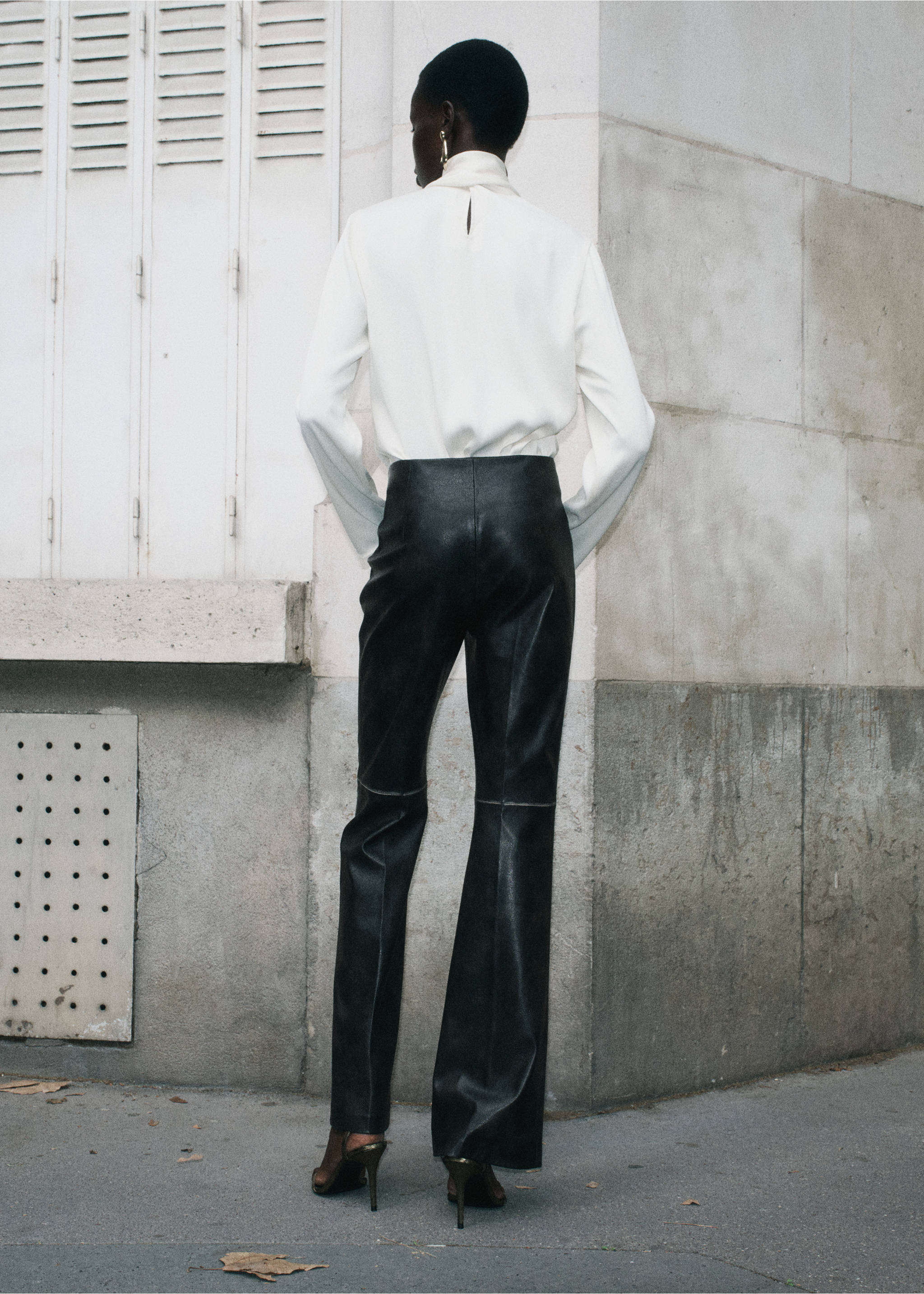 Black trousers with flared legs and knee seam details, shown from the back., Black. Ref: 37087788-00.