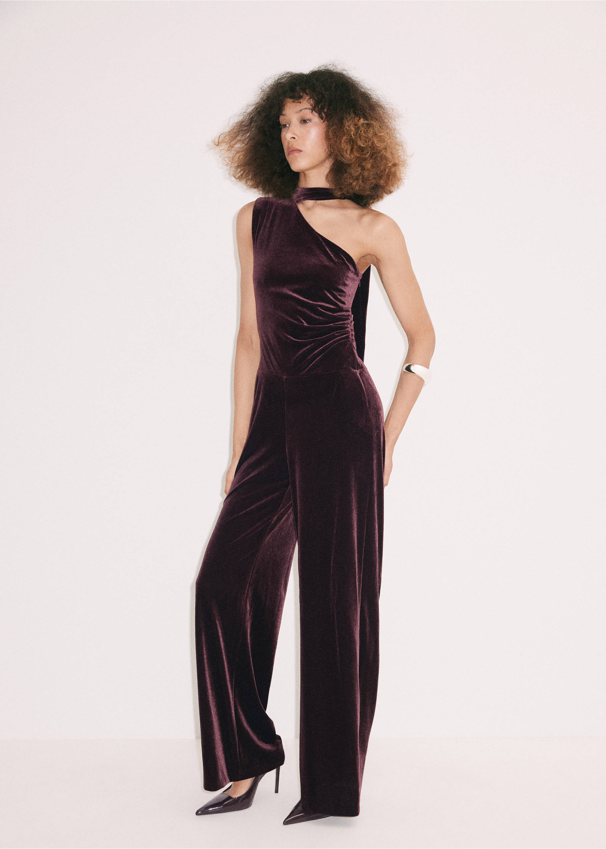 Plum velvet halter-neck jumpsuit with wide-leg trousers., Burgundy. Ref: 37087791-00.