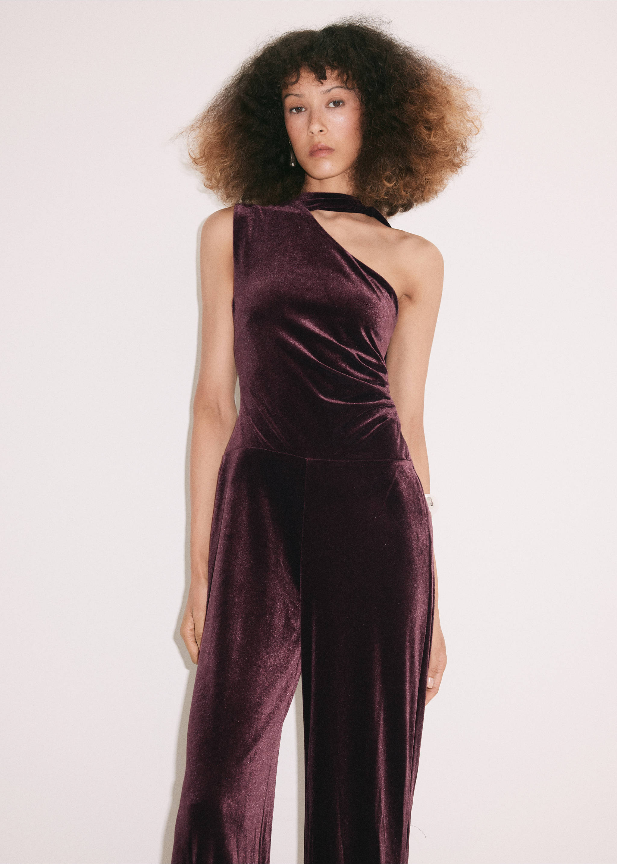 Plum purple velvet sleeveless jumpsuit with an asymmetrical neckline and straight-leg trousers., Burgundy. Ref: 37087791-00.