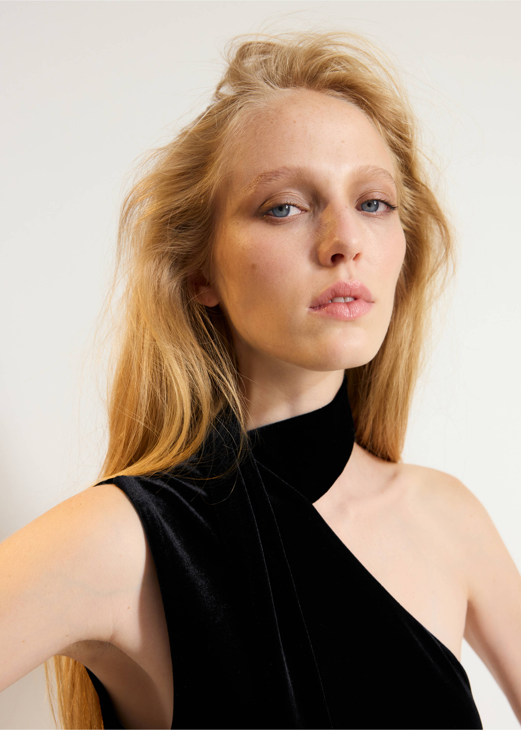 Black velvet jumpsuit with an asymmetrical neckline and high collar., Black. Ref: 37087791-00.