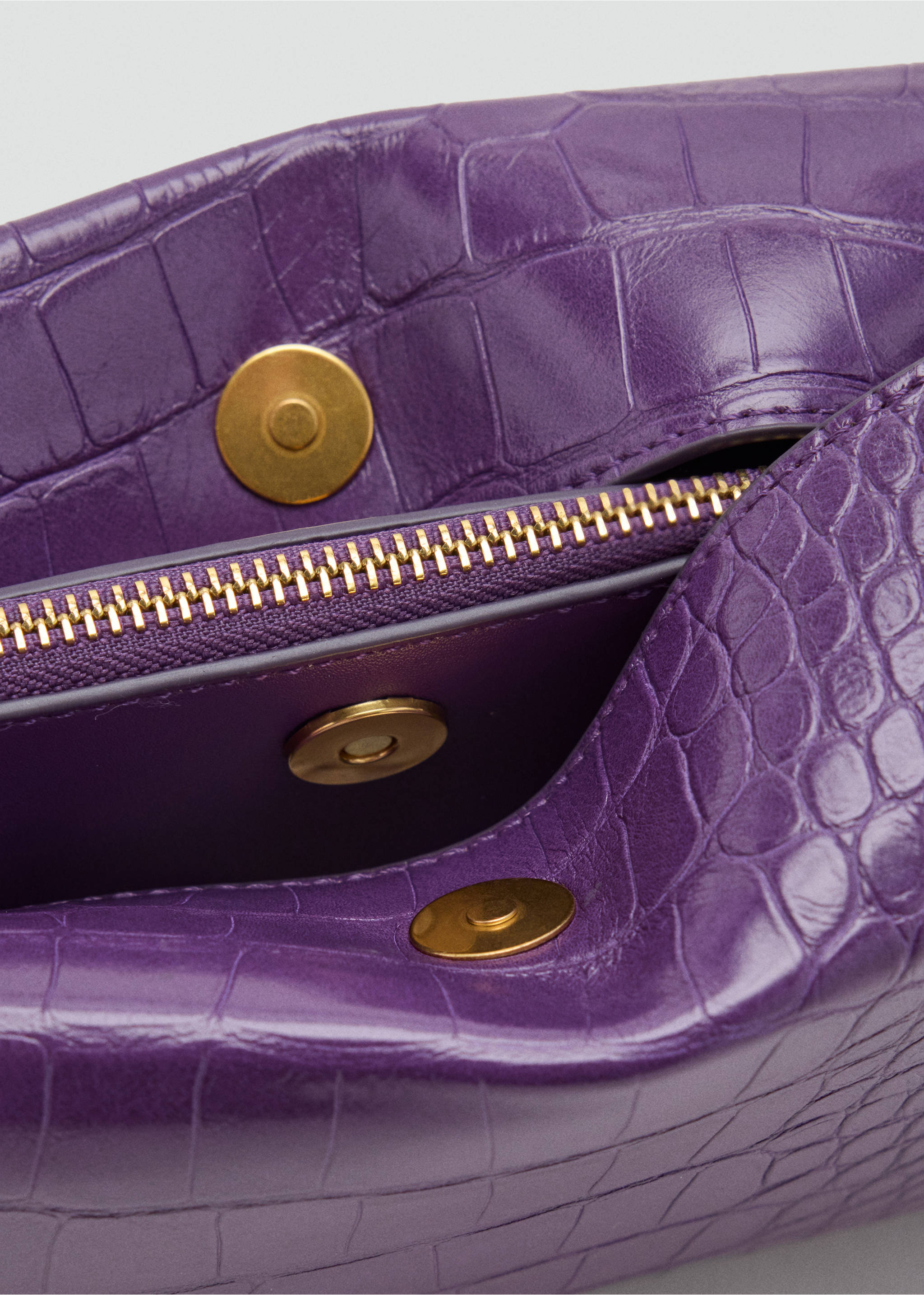Patent crocodile-effect bag - Details of the article 2, Purple. Ref: 37087794-00.