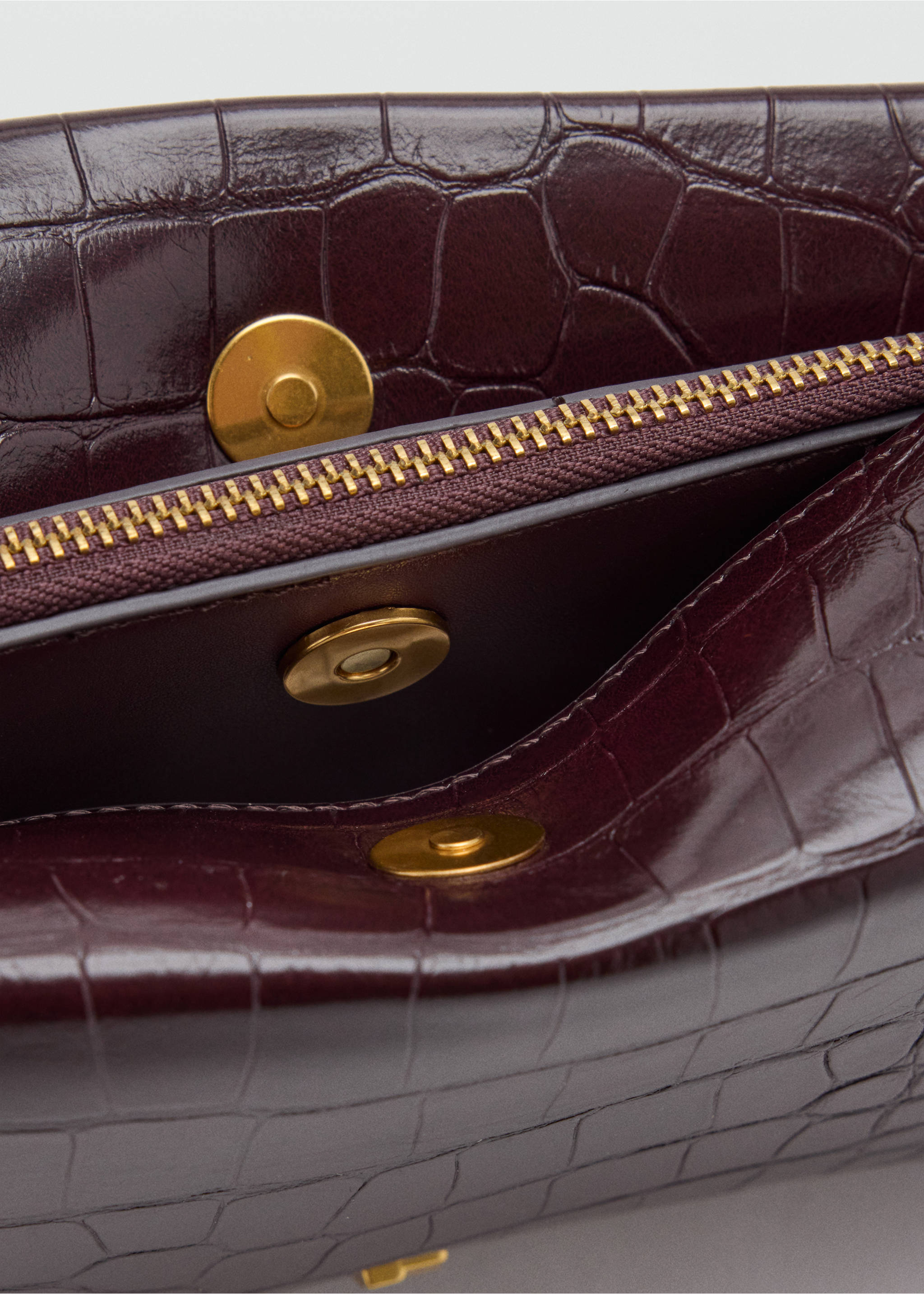 Patent crocodile-effect bag - Details of the article 2, Burgundy. Ref: 37087794-00.