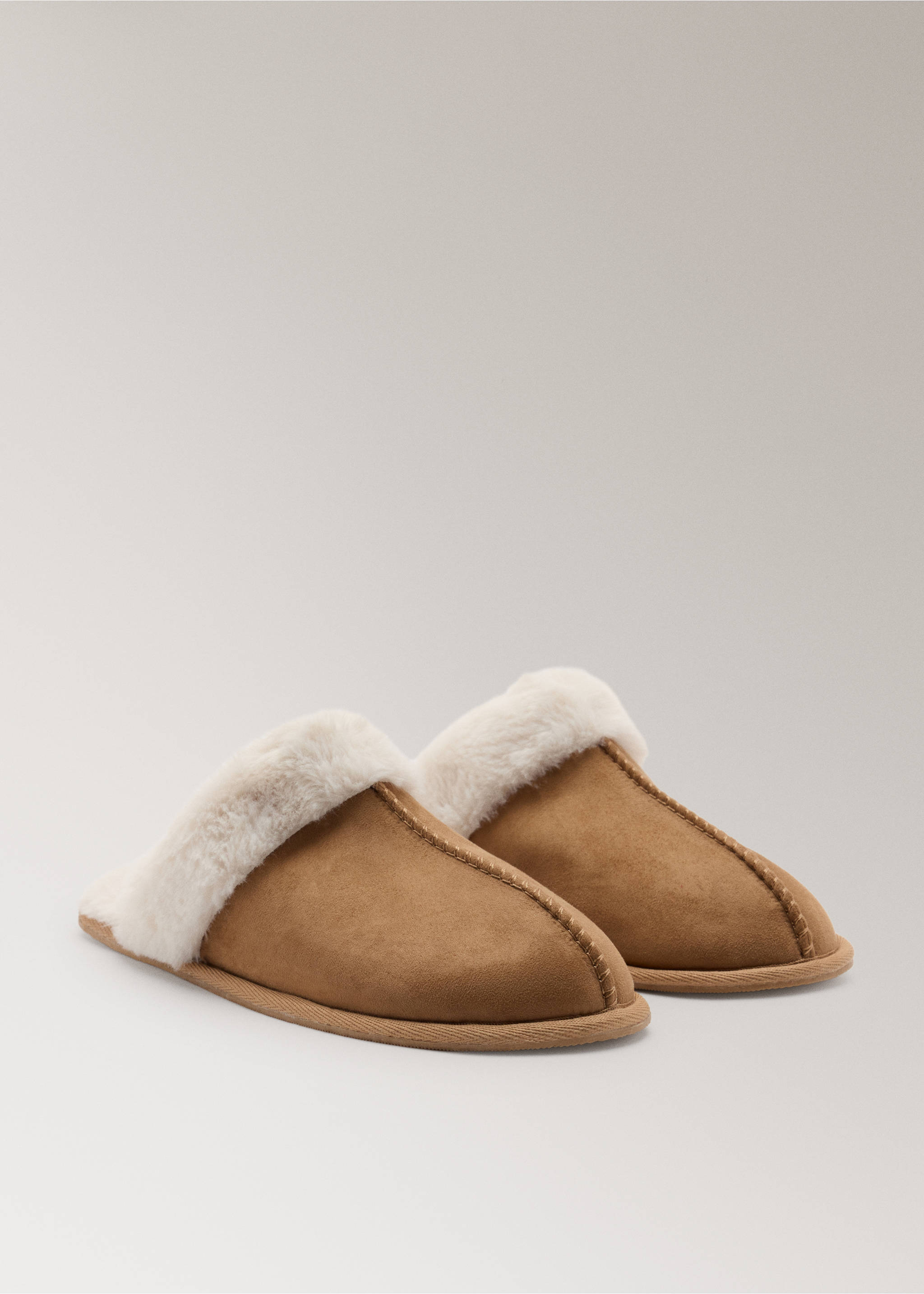 Suede-effect shearling slipper - Medium plane, Sand. Ref: 37087799-00.