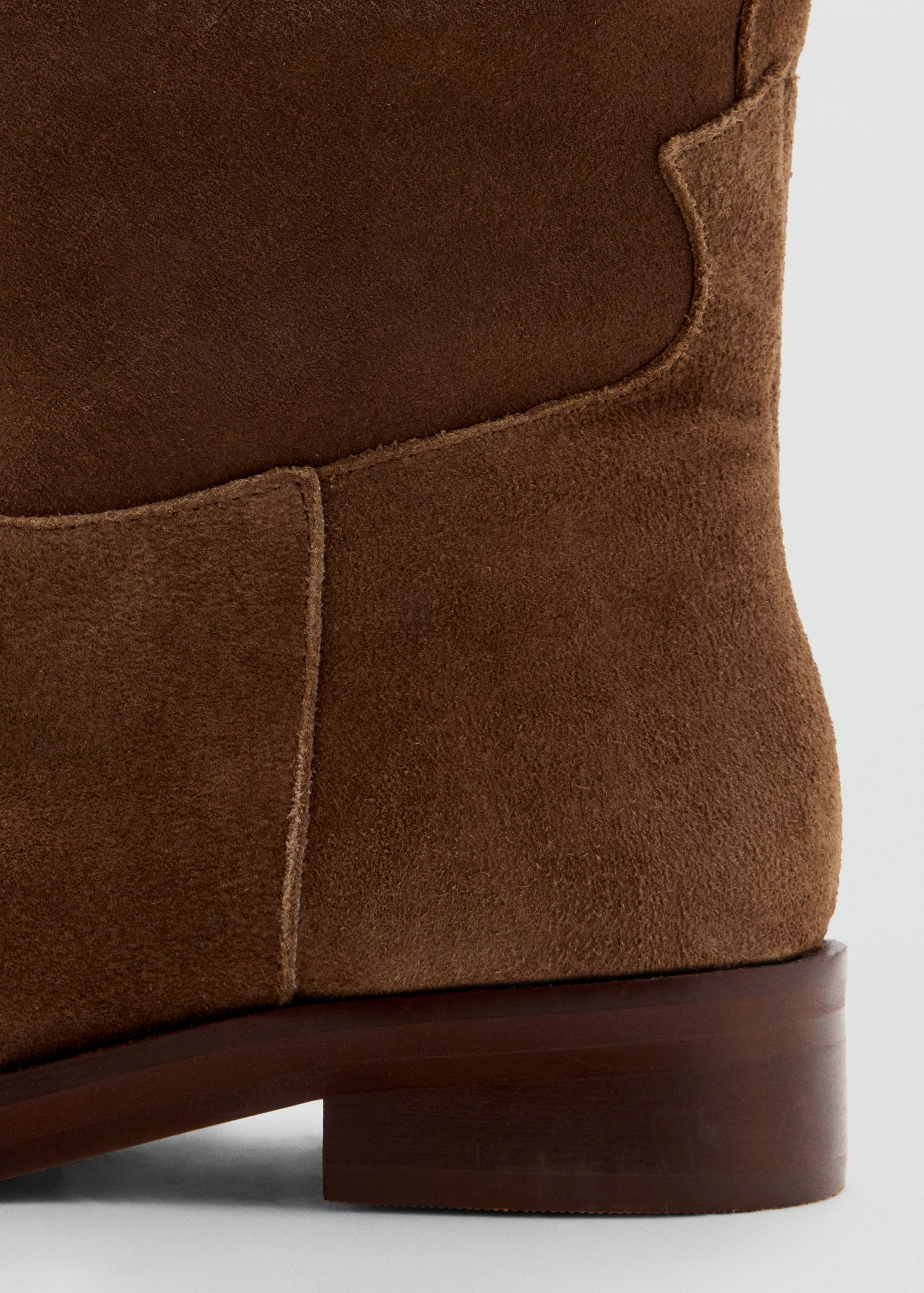 Leather boot with visible stitching - Details of the article 1