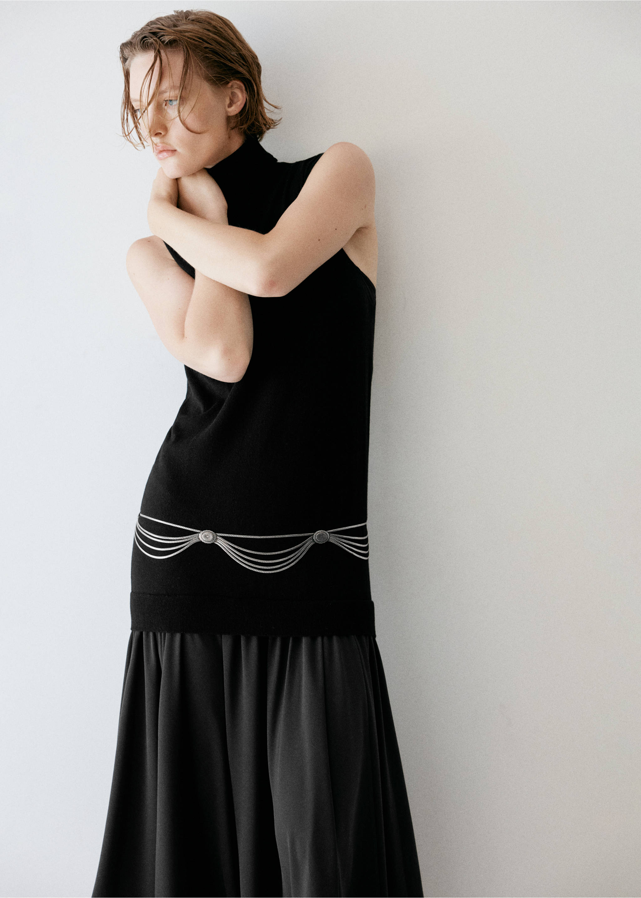 Black sleeveless knit dress with high neck and silver chain belt, Black. Ref: 37087811-00.