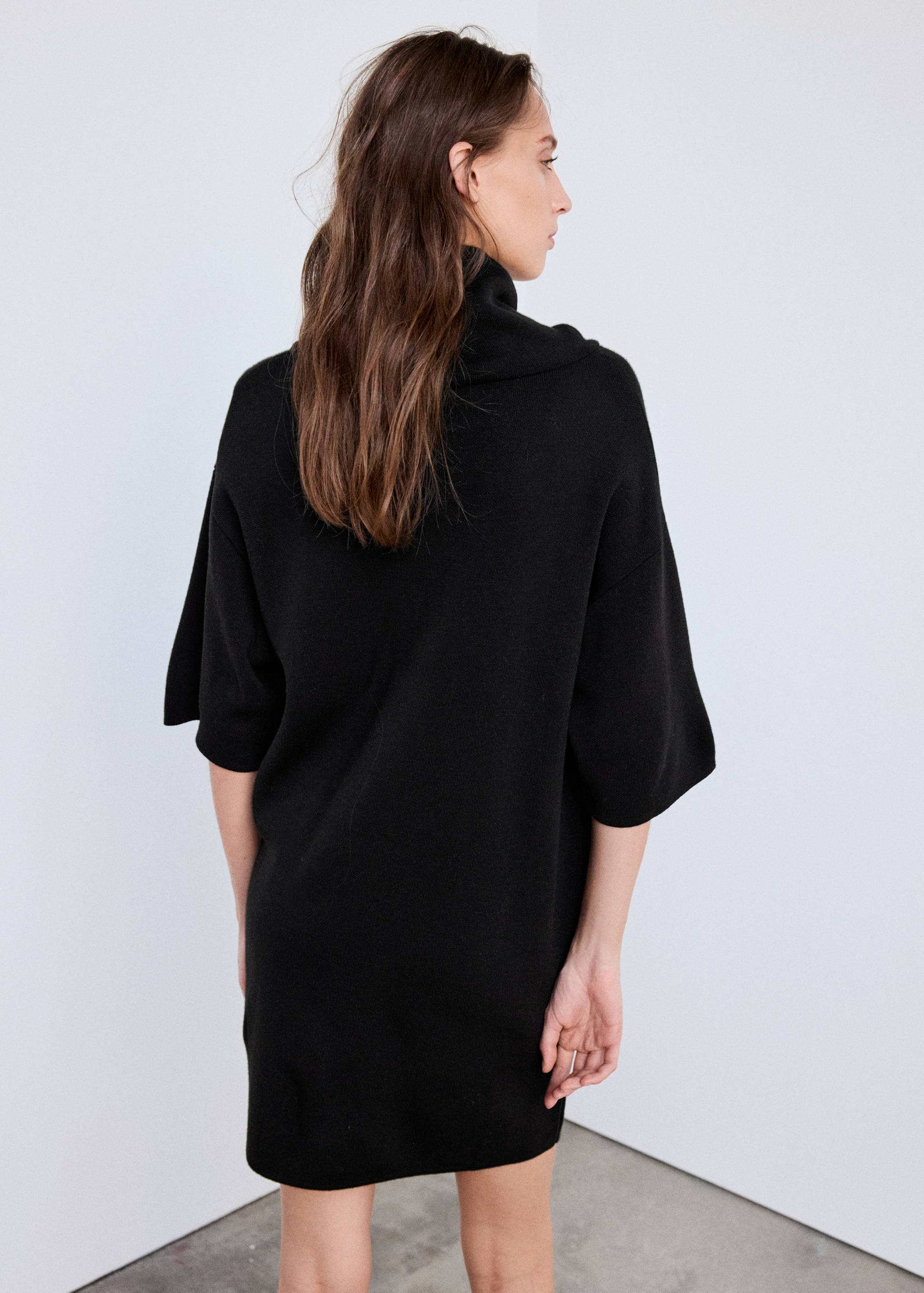 Short fine-knit dress - Reverse of the article