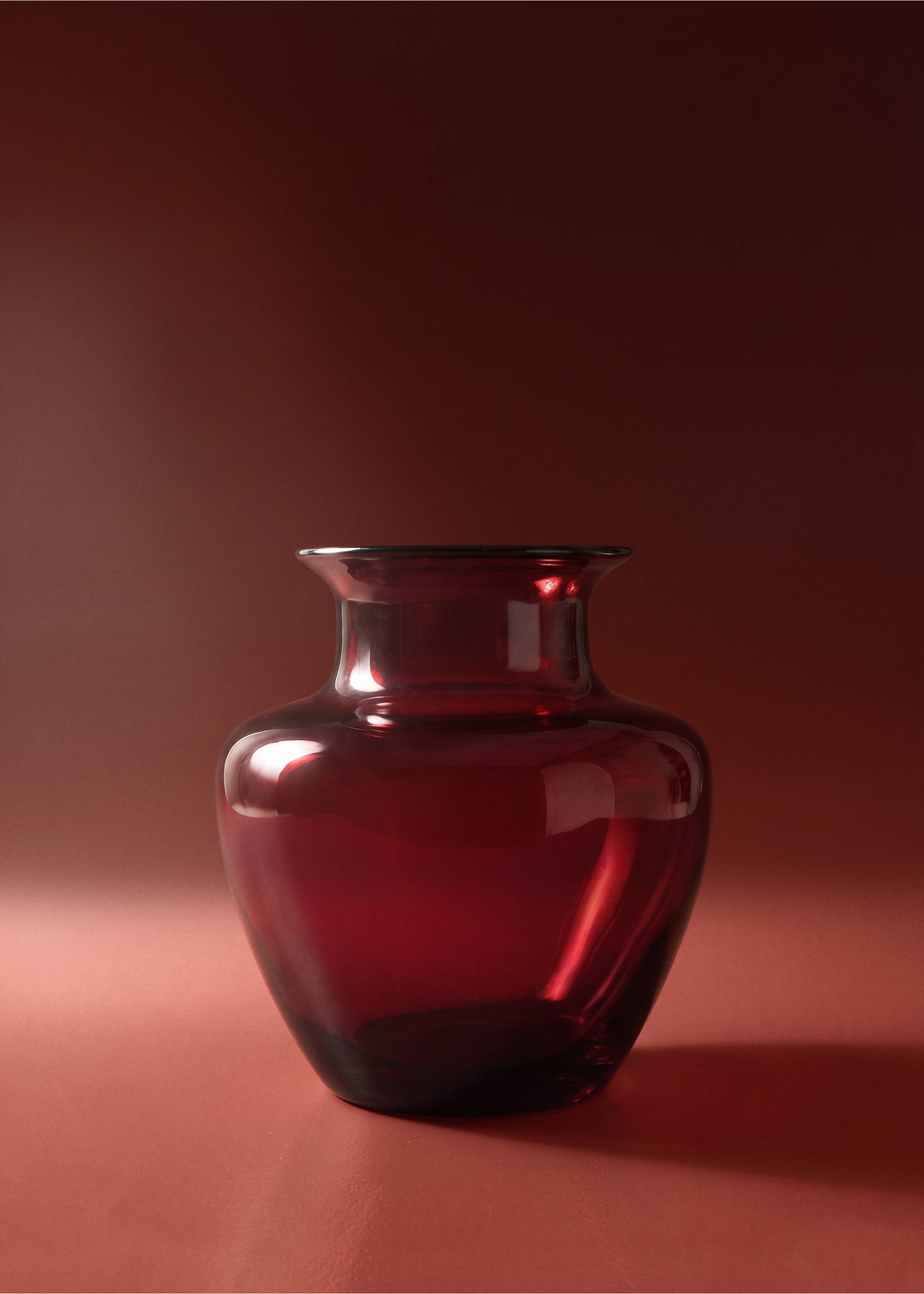Low, hand-blown glass vase - General plane