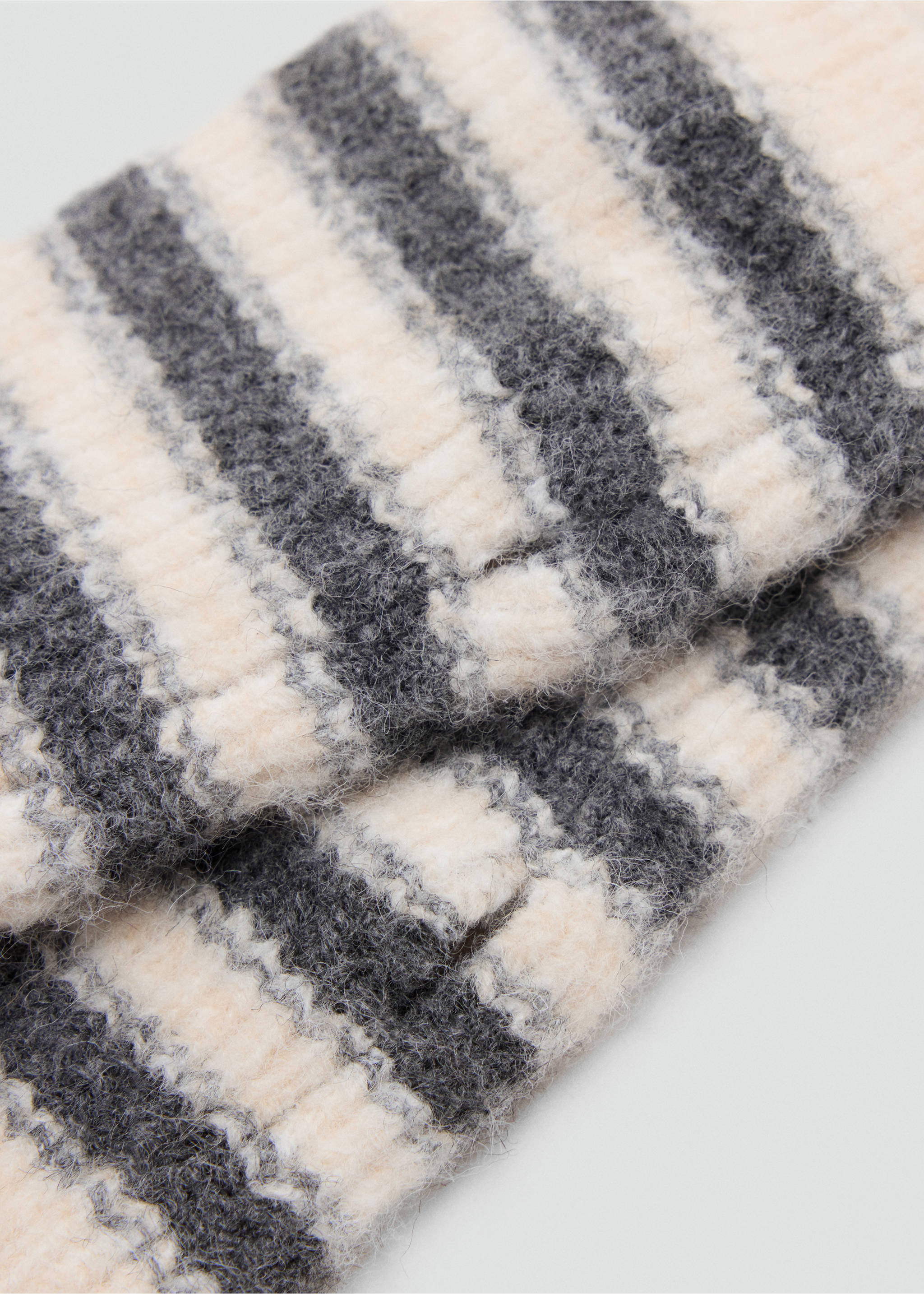 Off-white and dark grey striped knit gloves in close-up., Sand. Ref: 37087895-00.