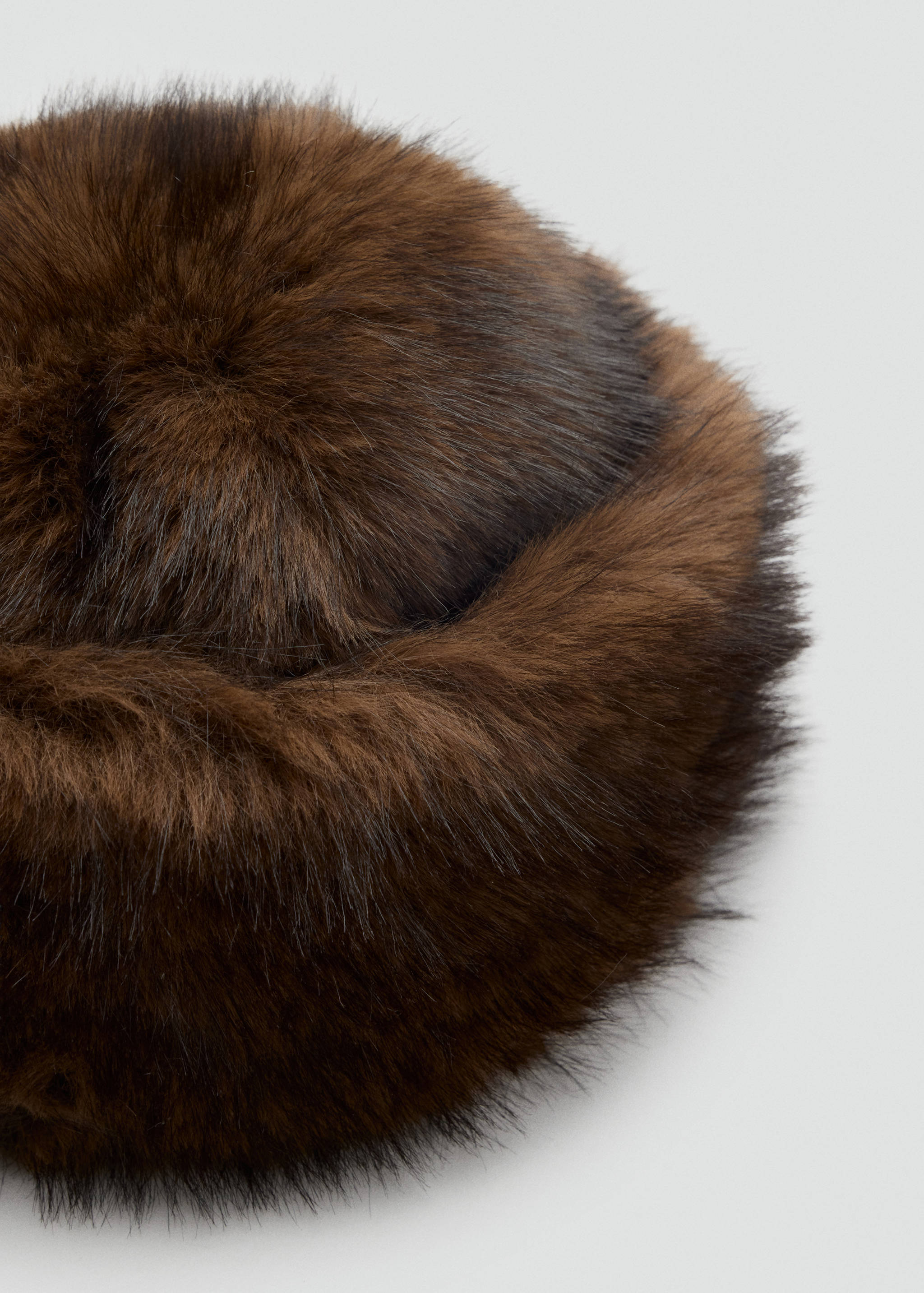 Sombrero pillbox efecto pelo - Plano medio