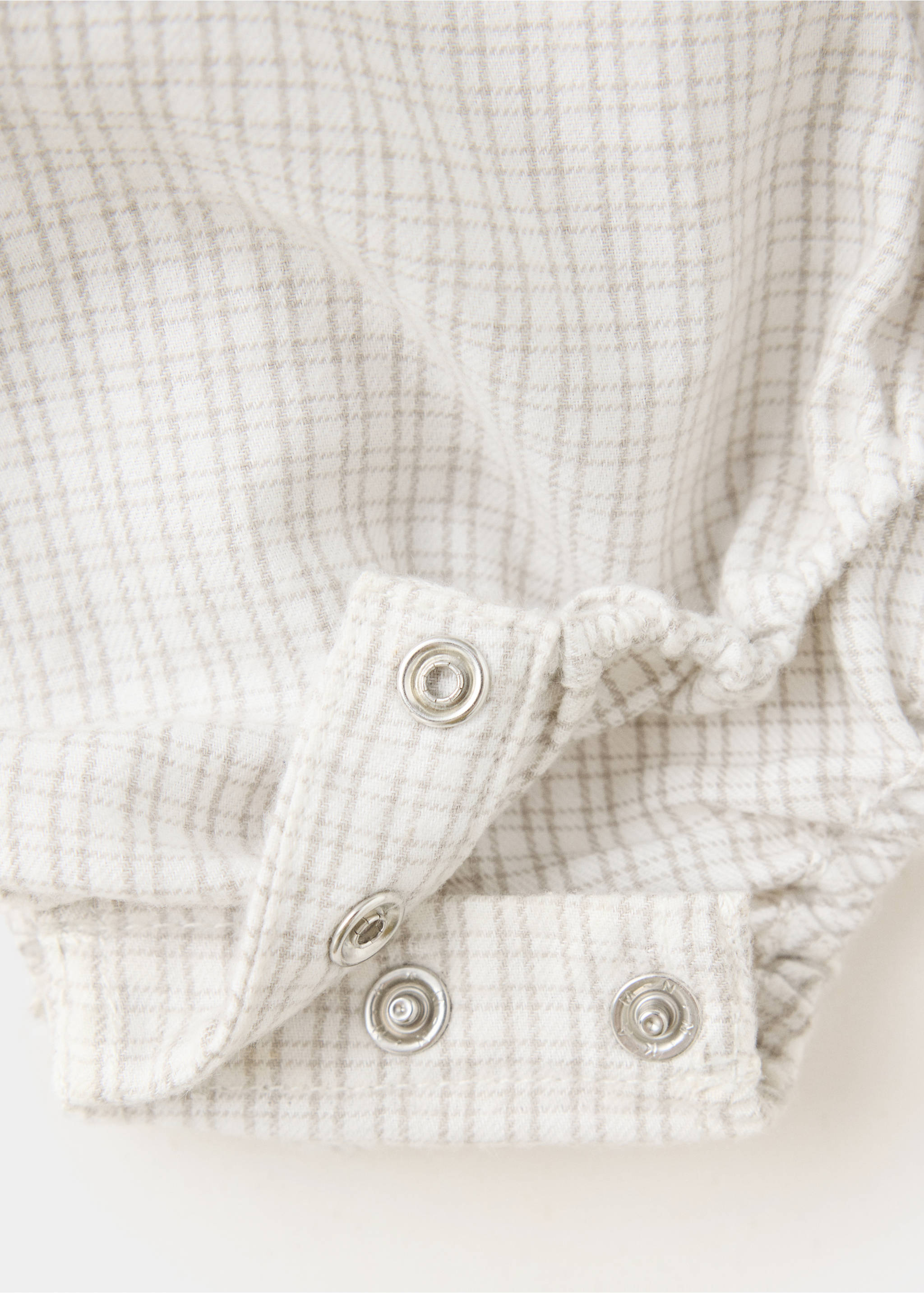 Checkered shirt fabric detail with snap-button closure, Off White. Ref: 37087925-00.