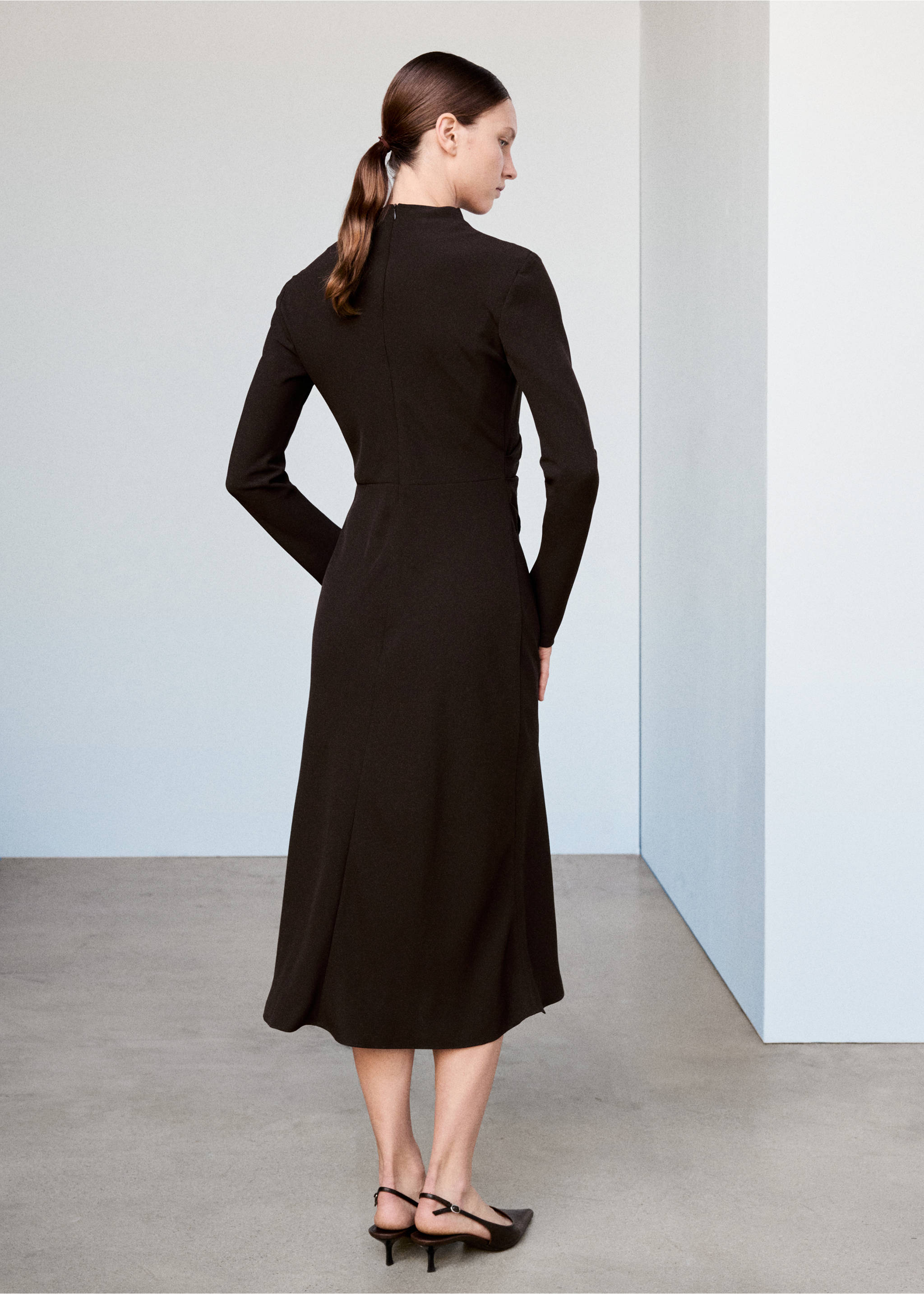 Vestido midi negro de manga larga con cuello alto, vista de espalda., Marrón. Ref: 37087937-00.