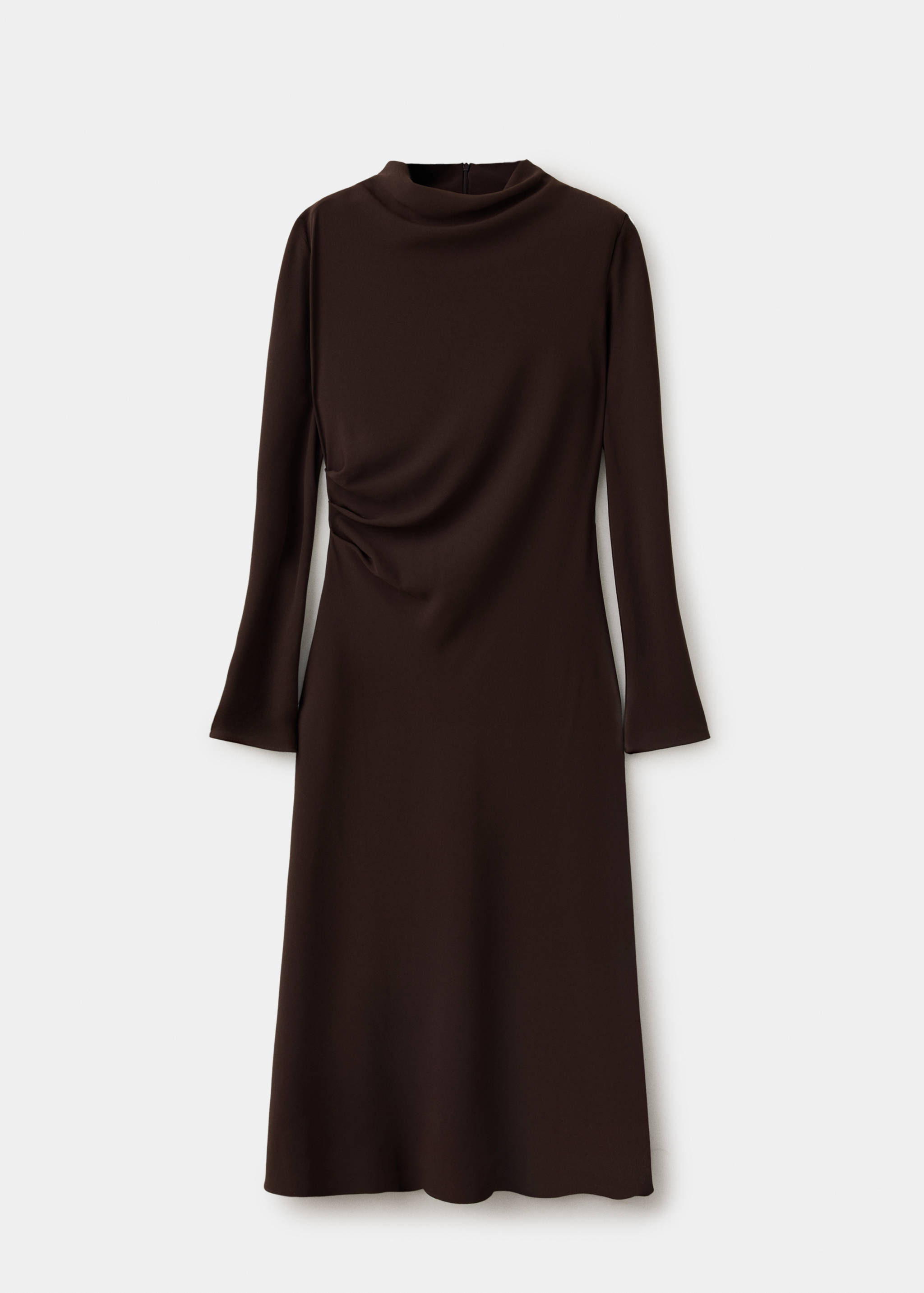 Vestido midi marrón oscuro de manga larga con cuello alto drapeado y cintura fruncida.