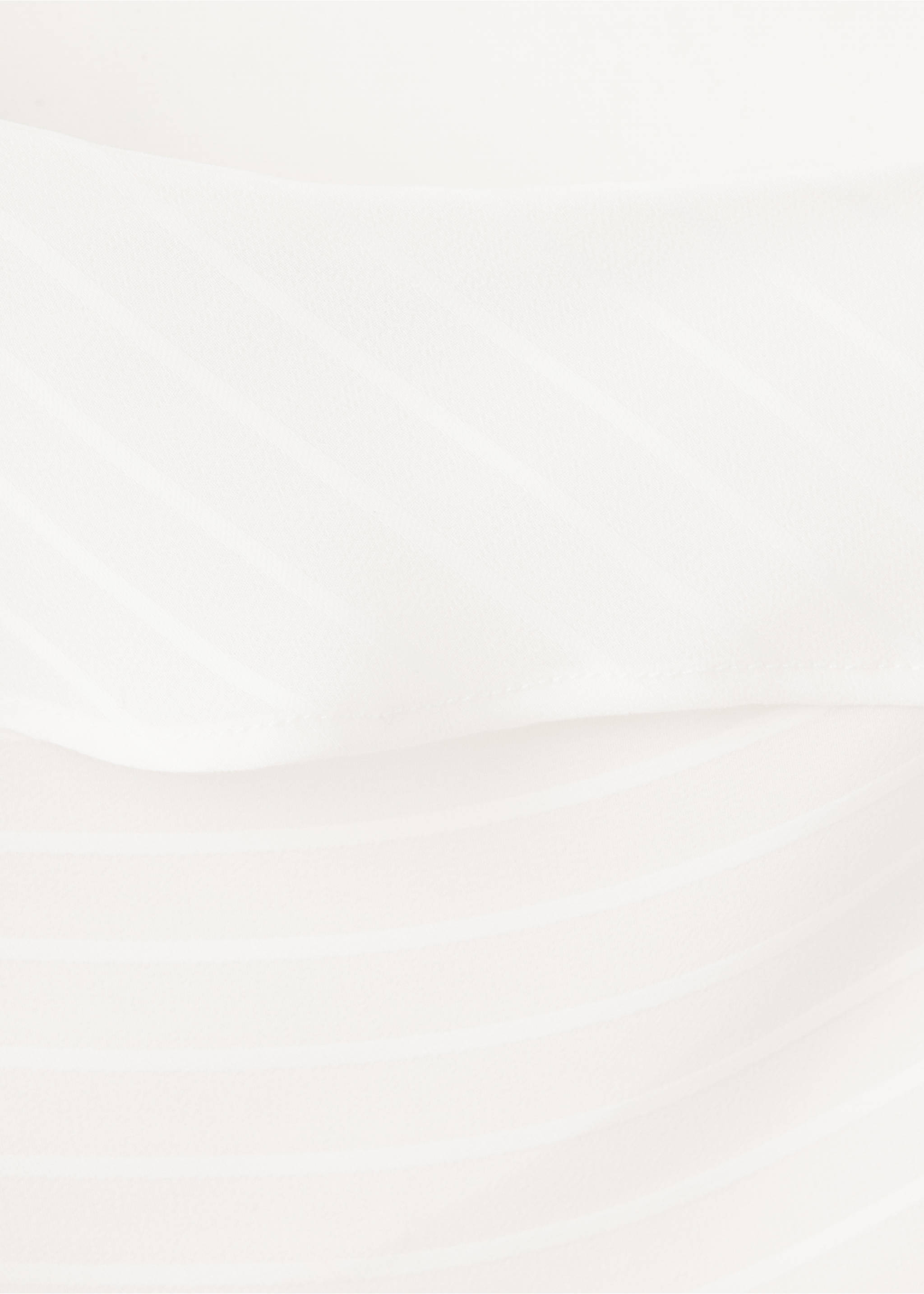 Close-up of fabric texture on a white top, Ecru. Ref: 37087939-00.