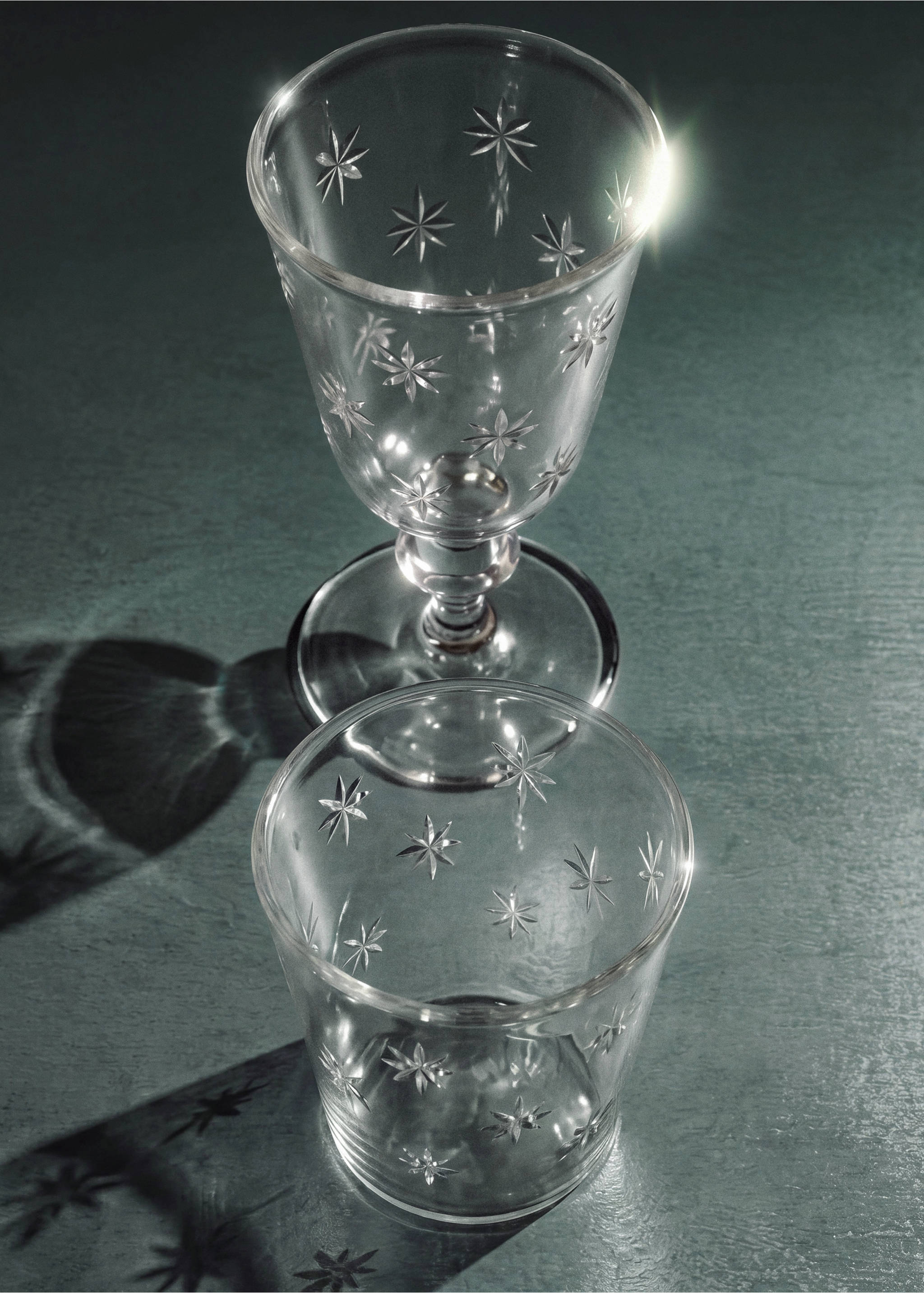 Embossed glass goblet - General plane, Black. Ref: 37088262-00.