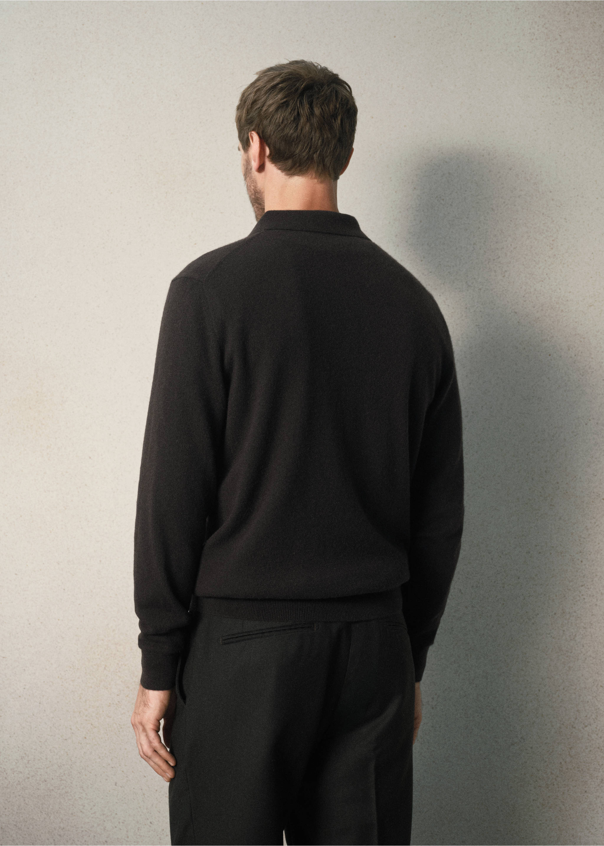 Dark brown knitted polo shirt, back view., Chocolate. Ref: 37088274-00.