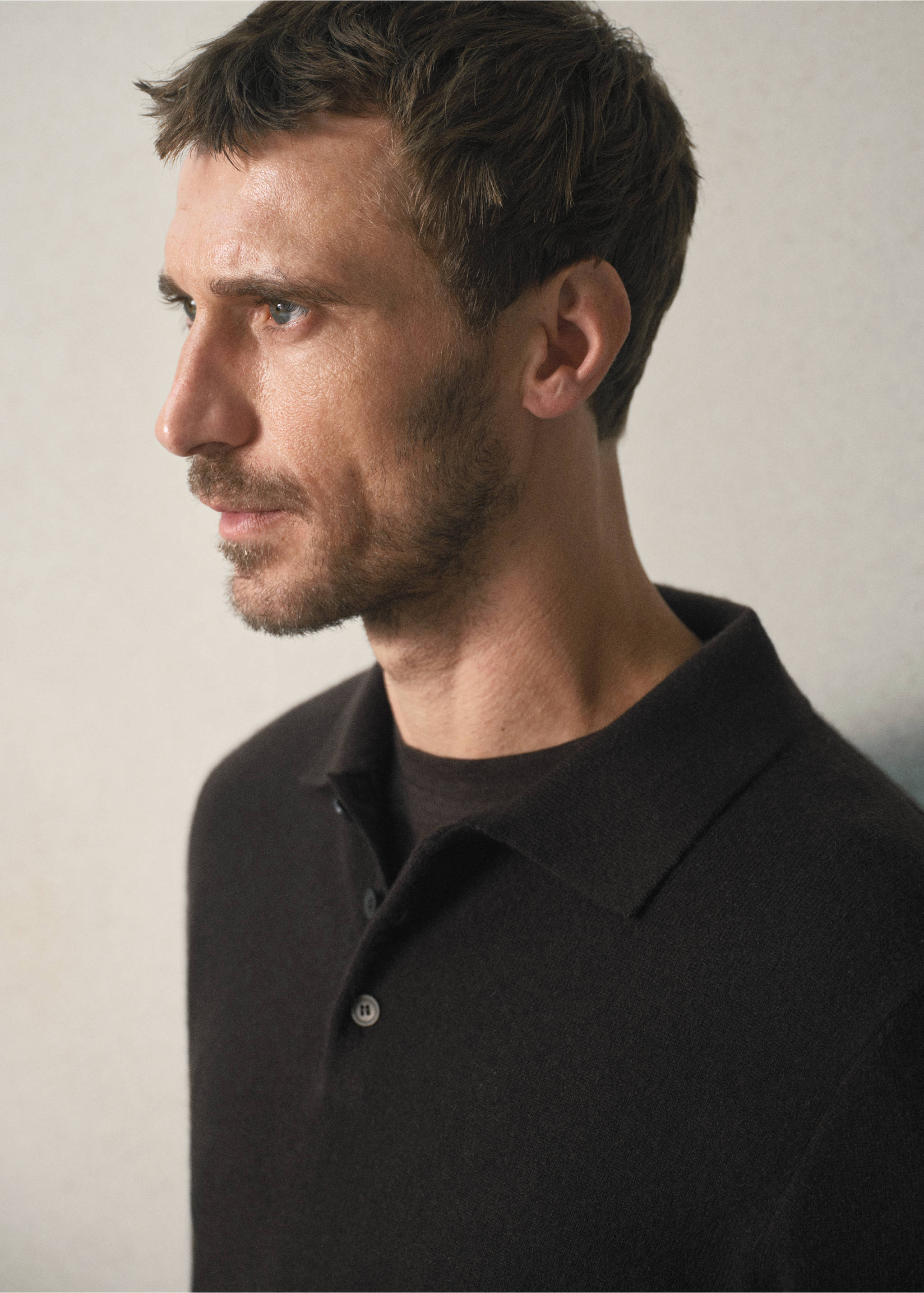 Dark brown knitted polo shirt with a classic collar and button placket., Chocolate. Ref: 37088274-00.