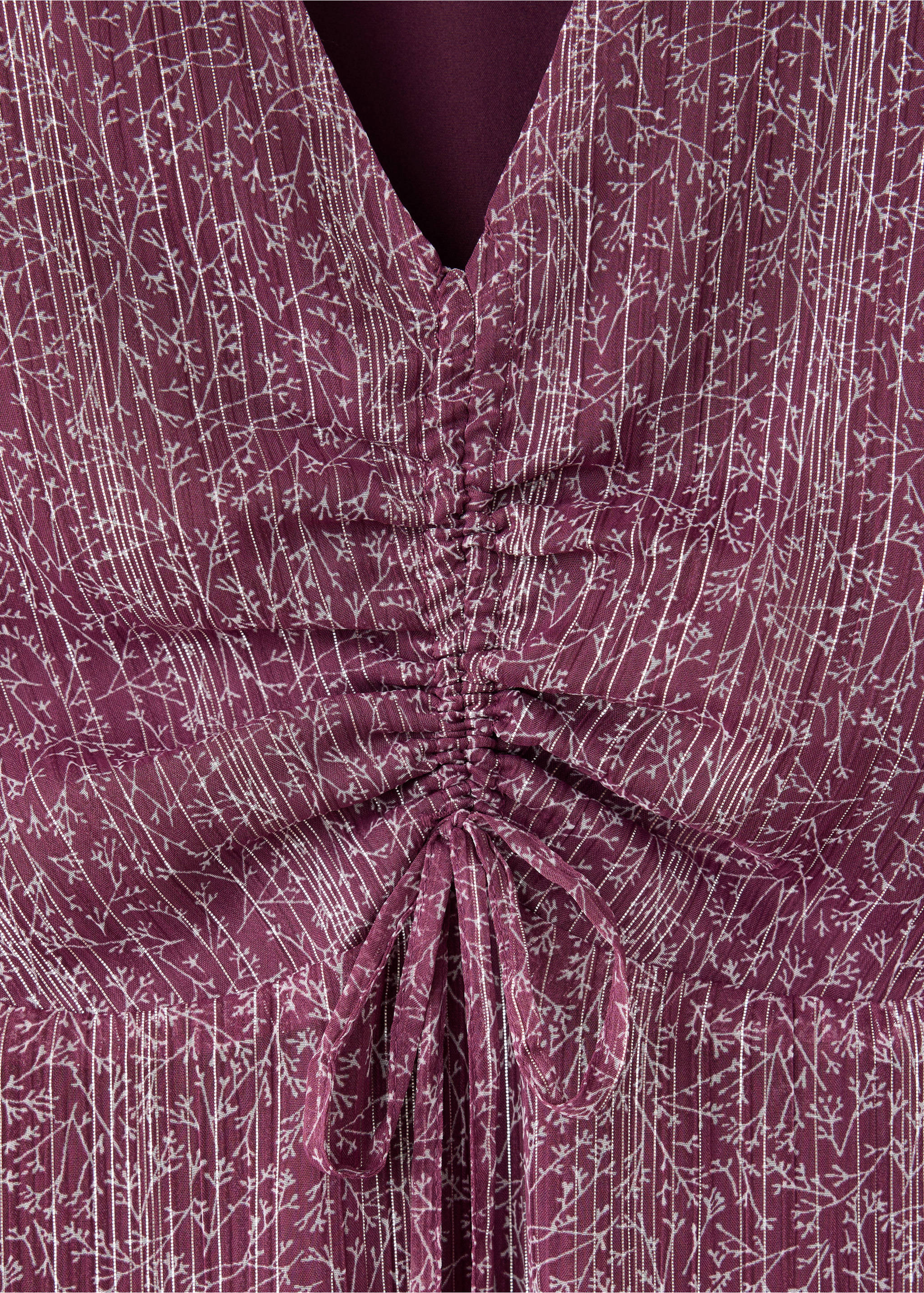 Detalle de vestido burdeos con cuello en V, rayas metalizadas y cordón ajustable., Rosa. Ref: 37088279-00.