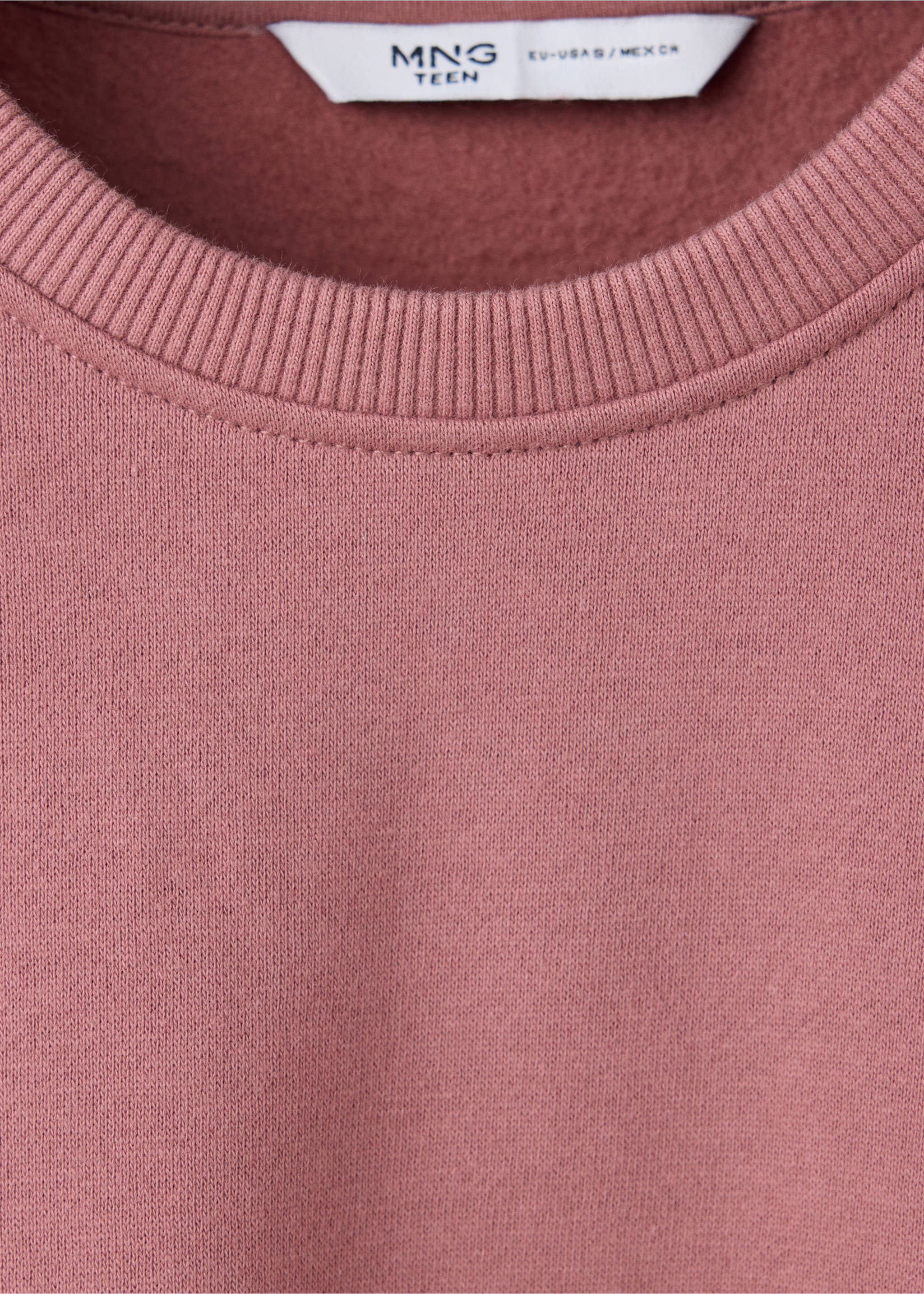 Detalle del cuello de la sudadera rosa empolvado con etiqueta MNG Teen., Rosa. Ref: 37088286-00.