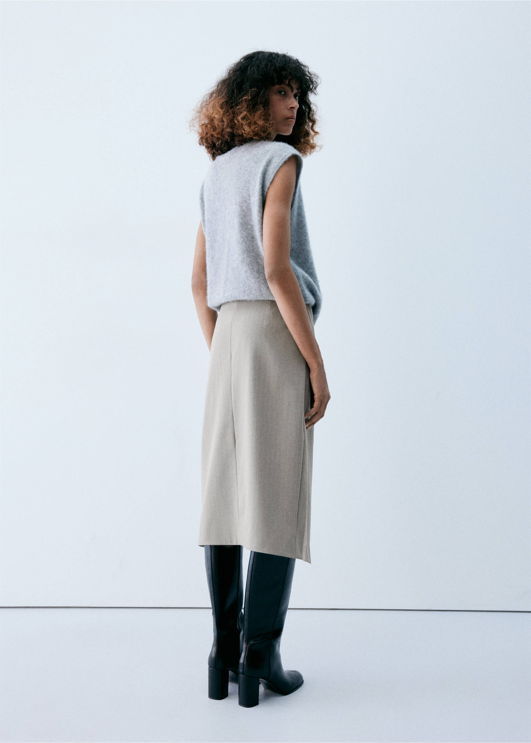 Beige skirt shown from the back, worn with a grey sleeveless top and black boots., Medium Brown. Ref: 37088639-00.