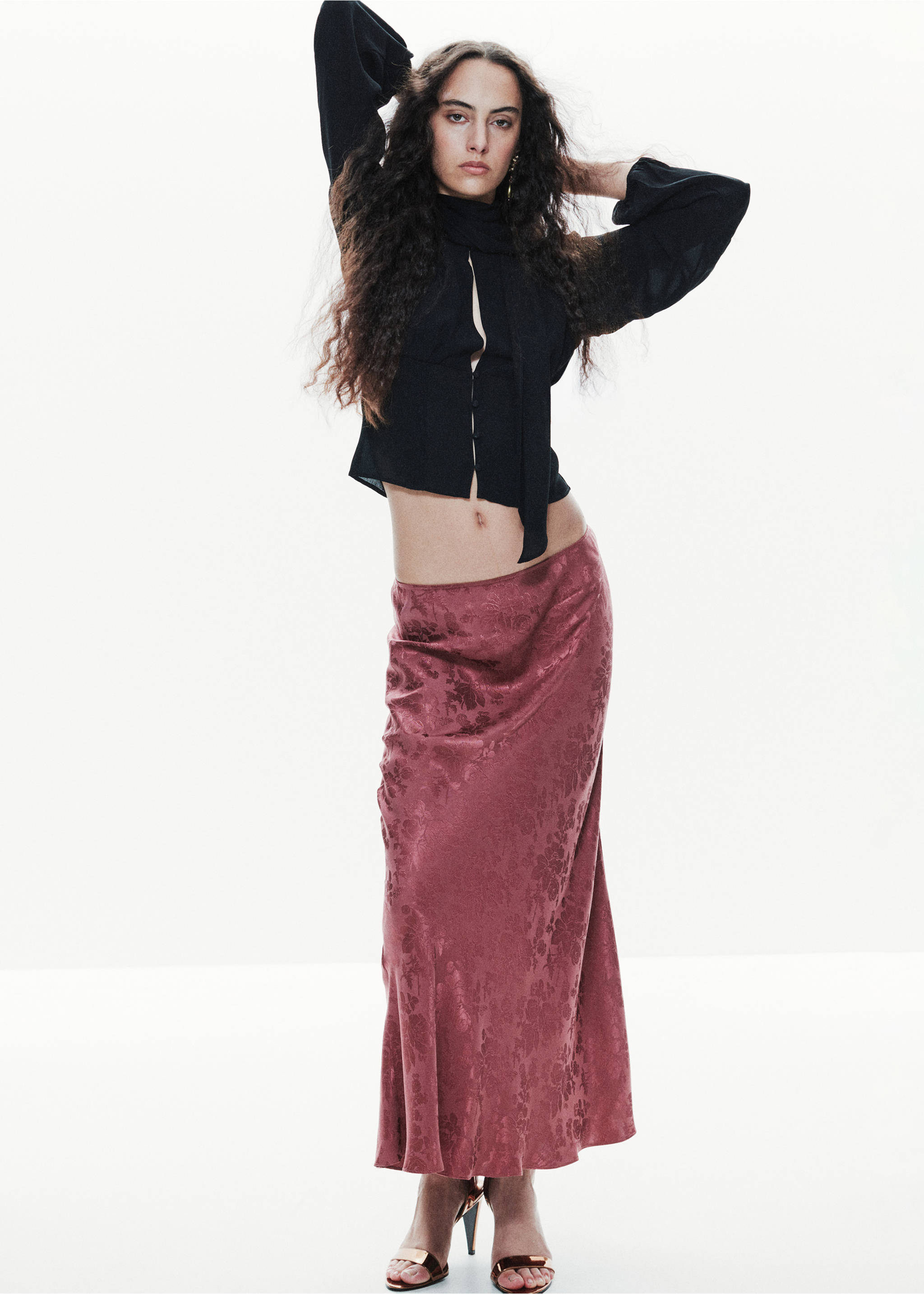 Pink jacquard midi skirt with a low-rise fit, worn with a black top., Pink. Ref: 37089119-00.